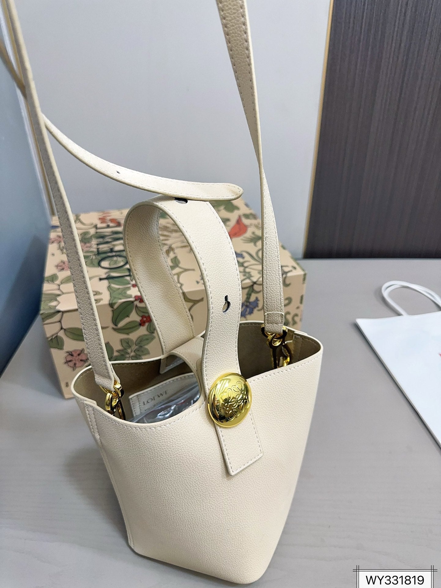 LOE MINI PEBBLE 20 BUCKET BAG IN WHITE GRAINED CALFSKIN mysite