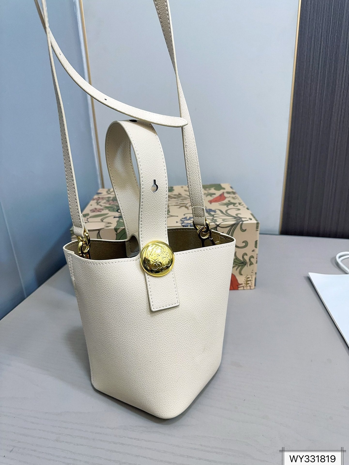LOE MINI PEBBLE 20 BUCKET BAG IN WHITE GRAINED CALFSKIN mysite