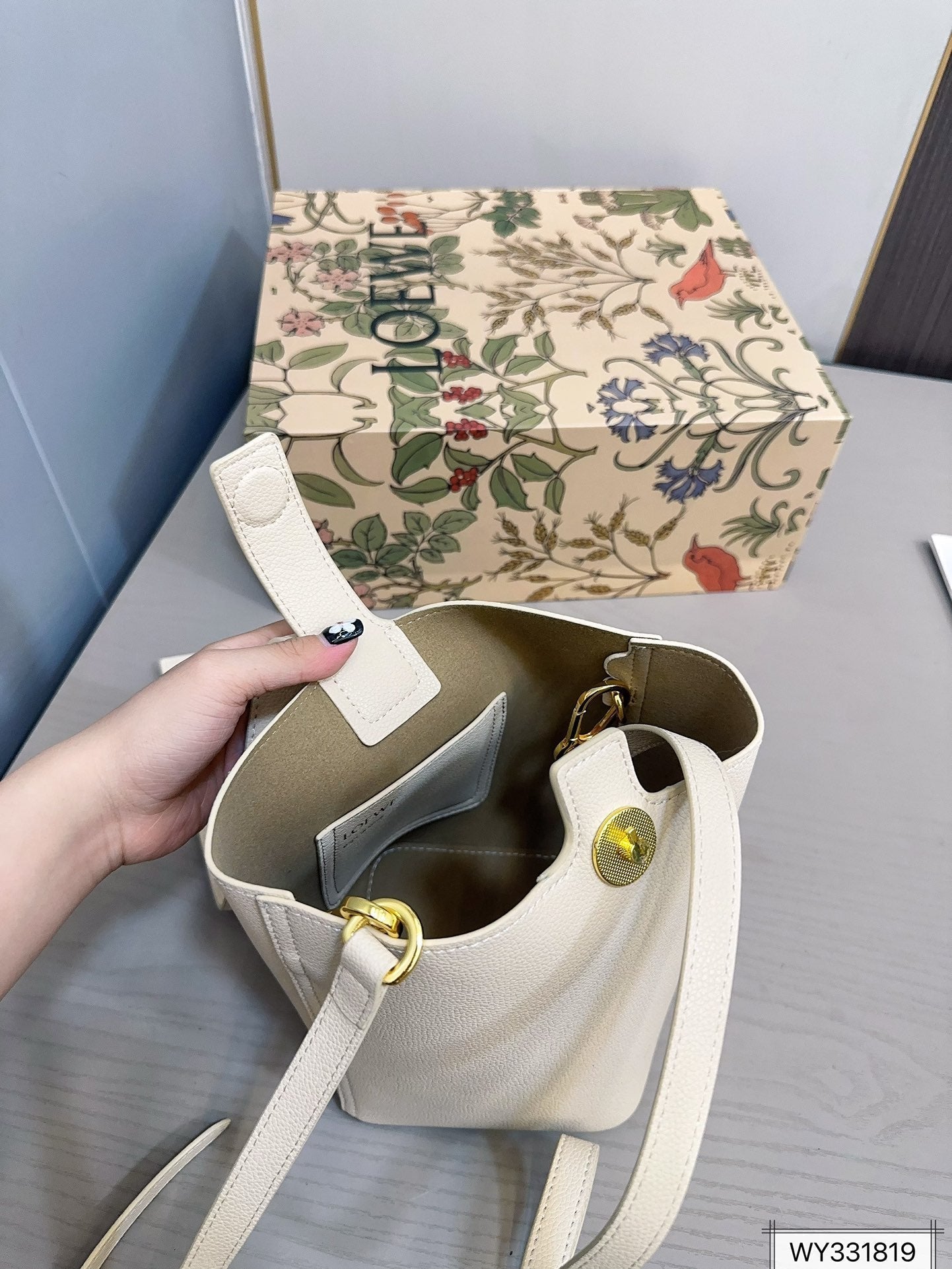 LOE MINI PEBBLE 20 BUCKET BAG IN WHITE GRAINED CALFSKIN mysite