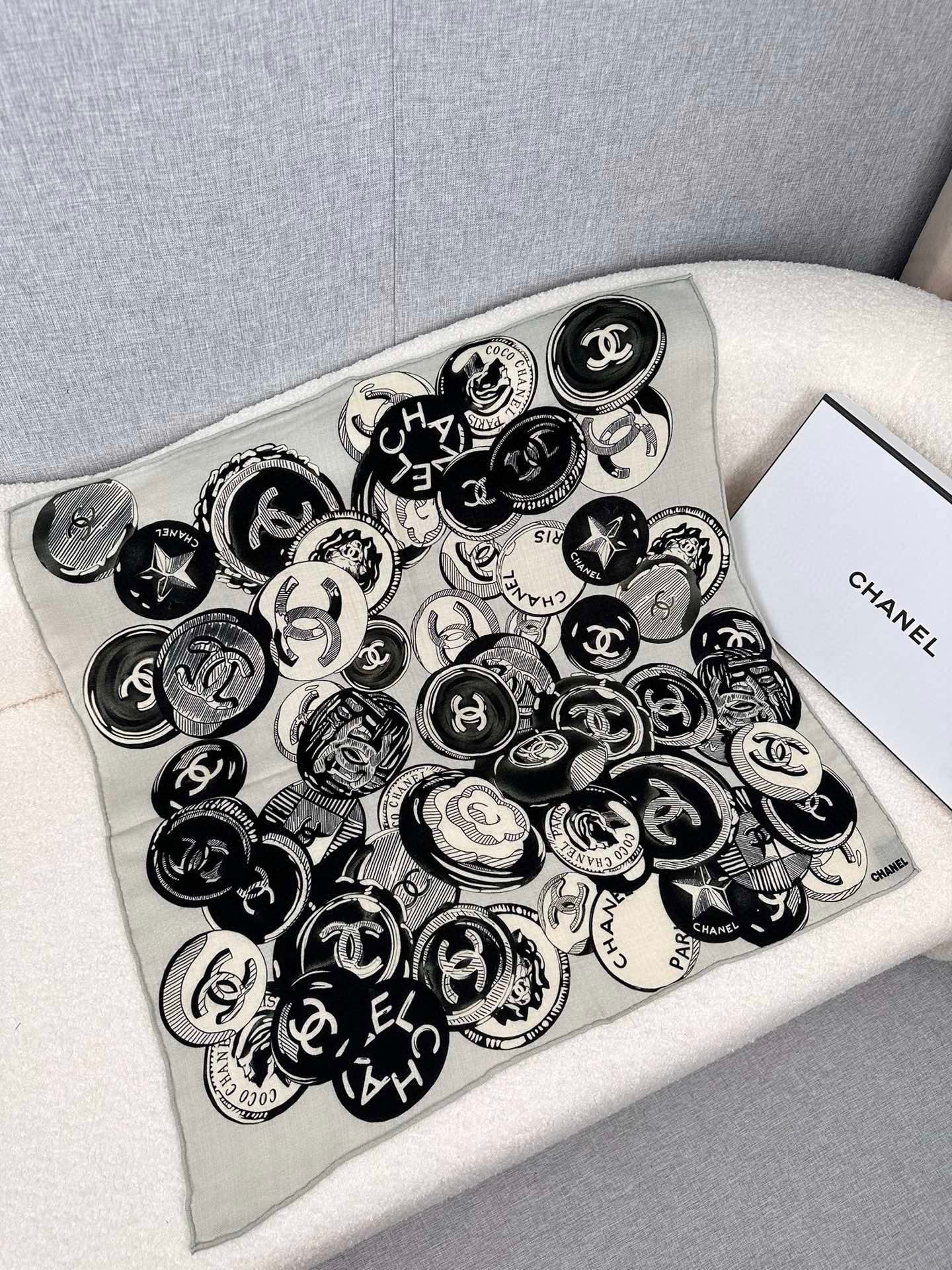 SQUARE SCARF 70 CM IN BLACK MIX WHITE CASHMERE AND SILK 399803 mysite