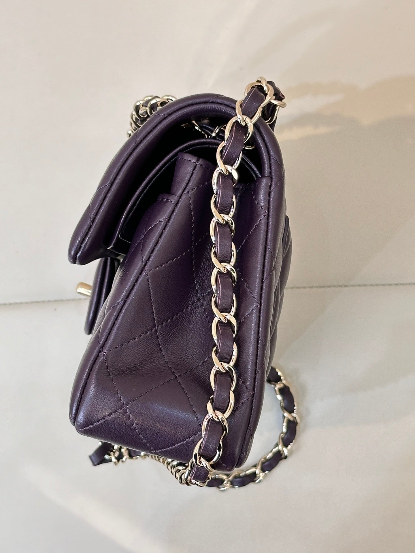 CLASSIC FLAP 23CM VIOLET LAMBSKIN LIGHT GOLD HARDWARE mysite
