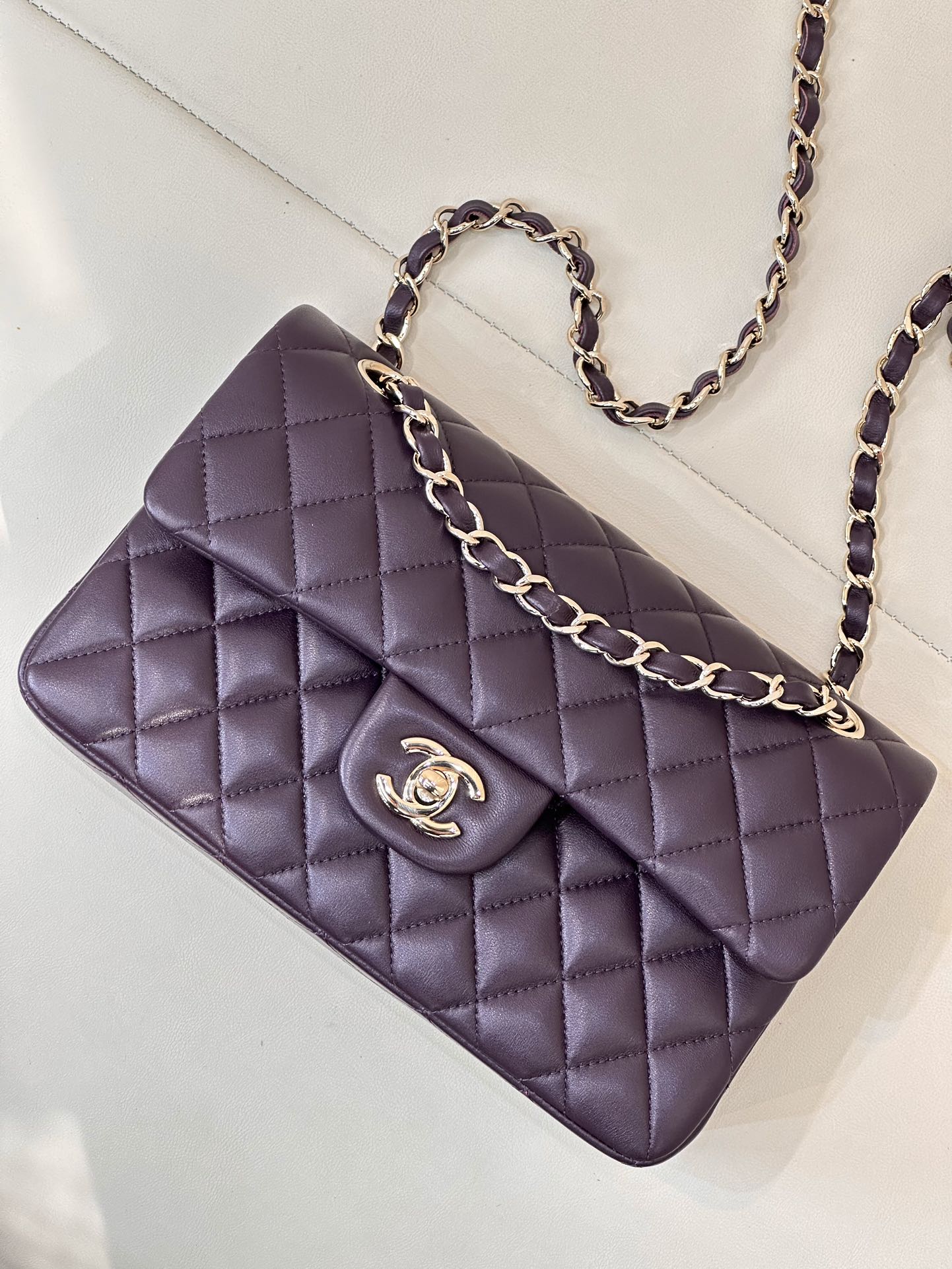 CLASSIC FLAP 23CM VIOLET LAMBSKIN LIGHT GOLD HARDWARE mysite