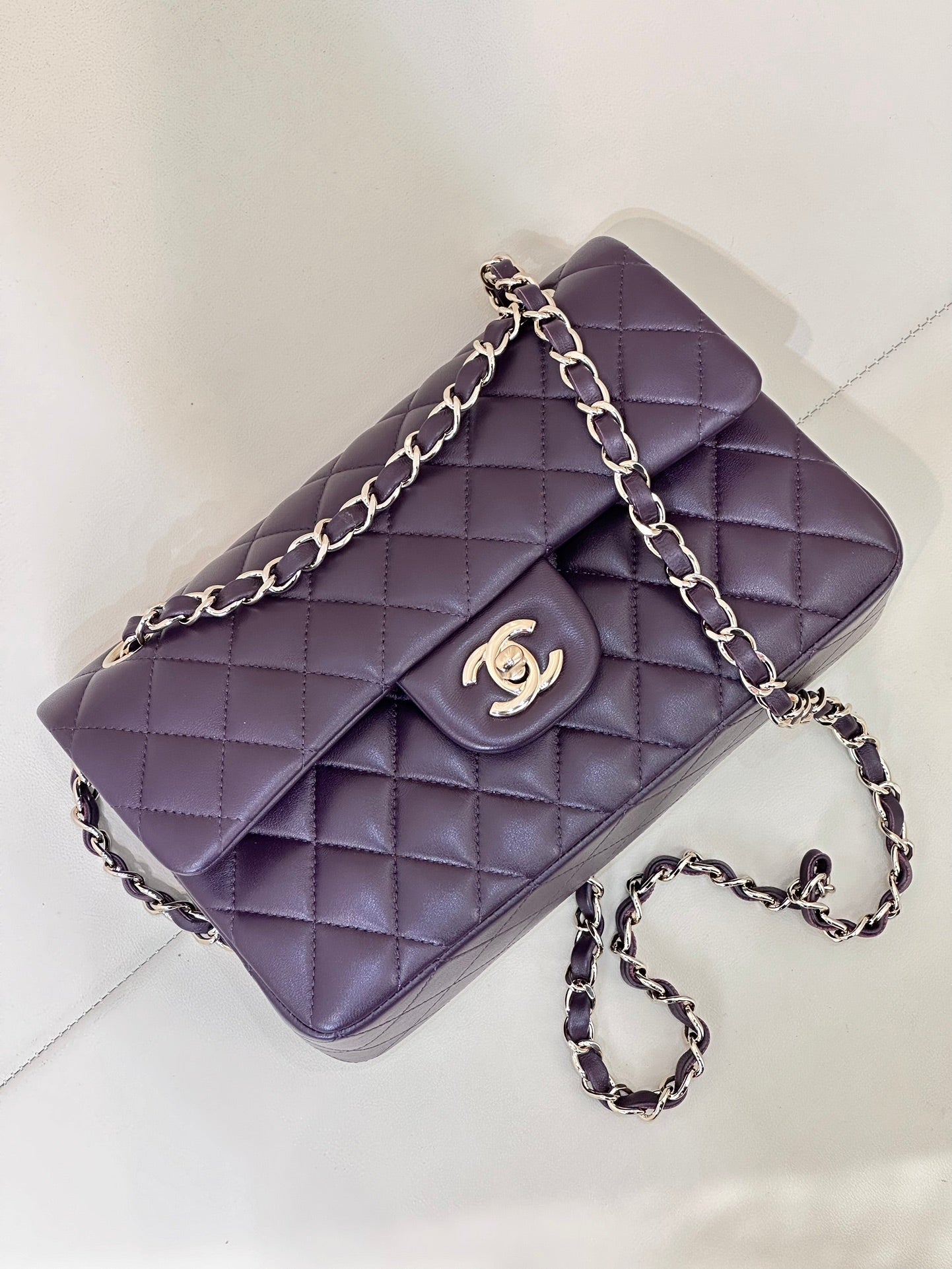 CLASSIC FLAP 23CM VIOLET LAMBSKIN LIGHT GOLD HARDWARE mysite