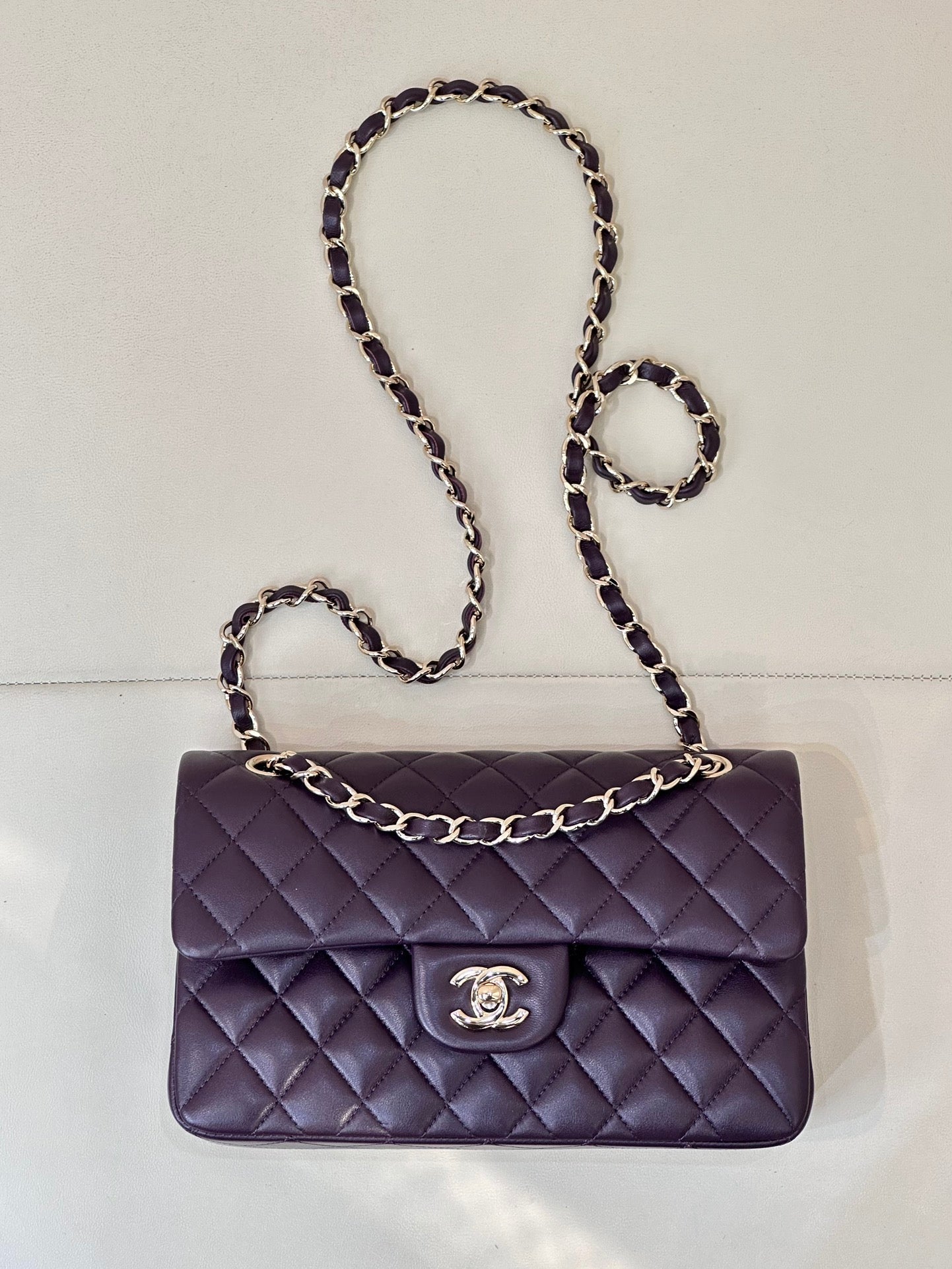 CLASSIC FLAP 23CM VIOLET LAMBSKIN LIGHT GOLD HARDWARE mysite