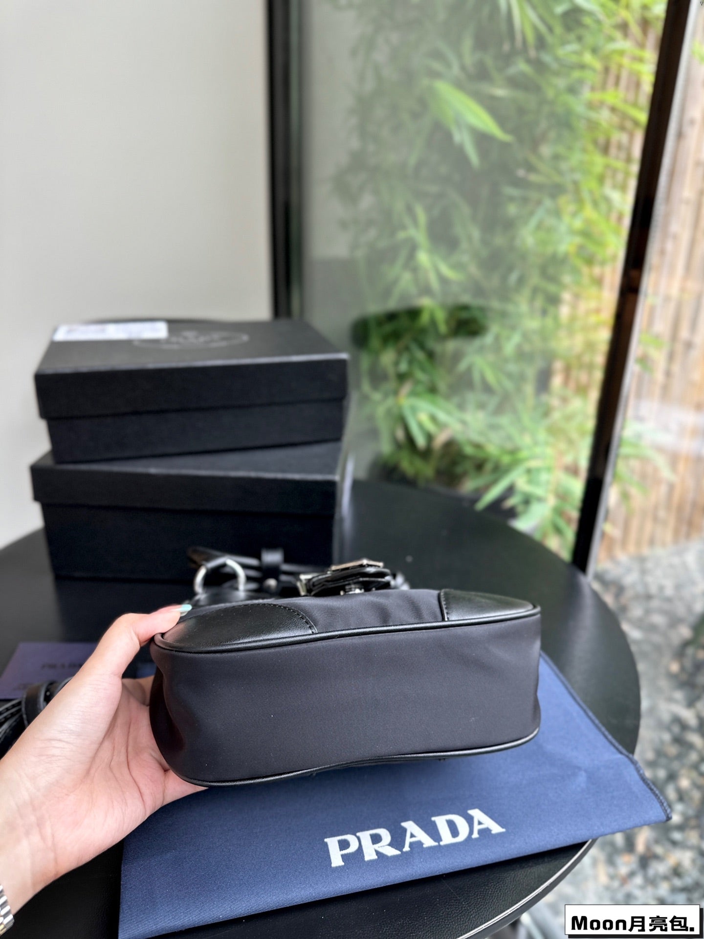 PRA 22 MOON PADDED BAG IN BLACK CALFSKIN WITH STRAP mysite