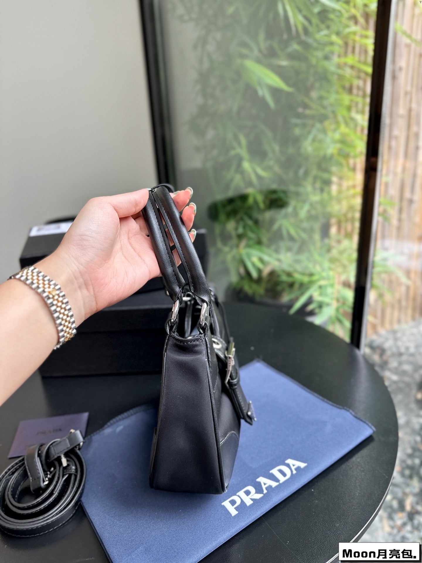 PRA 22 MOON PADDED BAG IN BLACK CALFSKIN WITH STRAP mysite