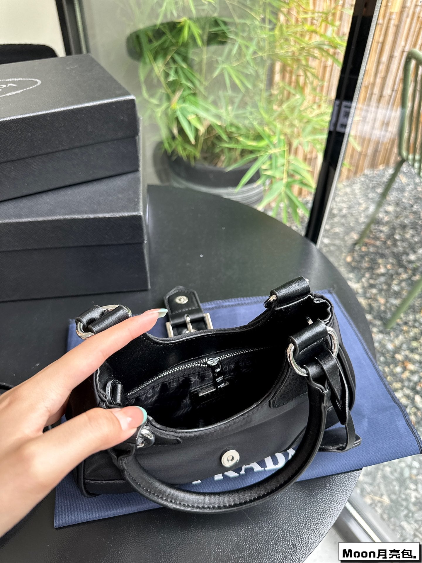 PRA 22 MOON PADDED BAG IN BLACK CALFSKIN WITH STRAP mysite