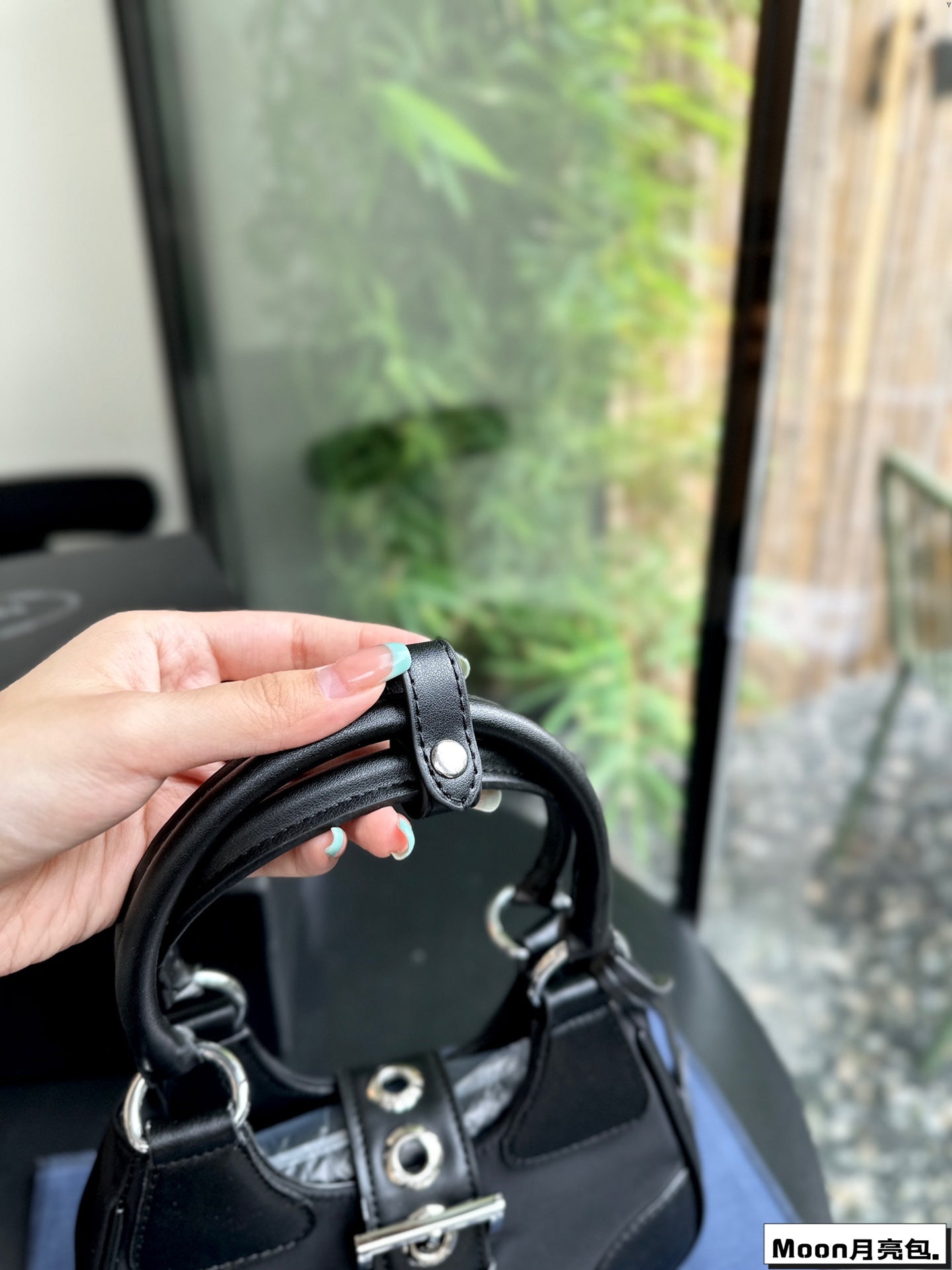 PRA 22 MOON PADDED BAG IN BLACK CALFSKIN WITH STRAP mysite