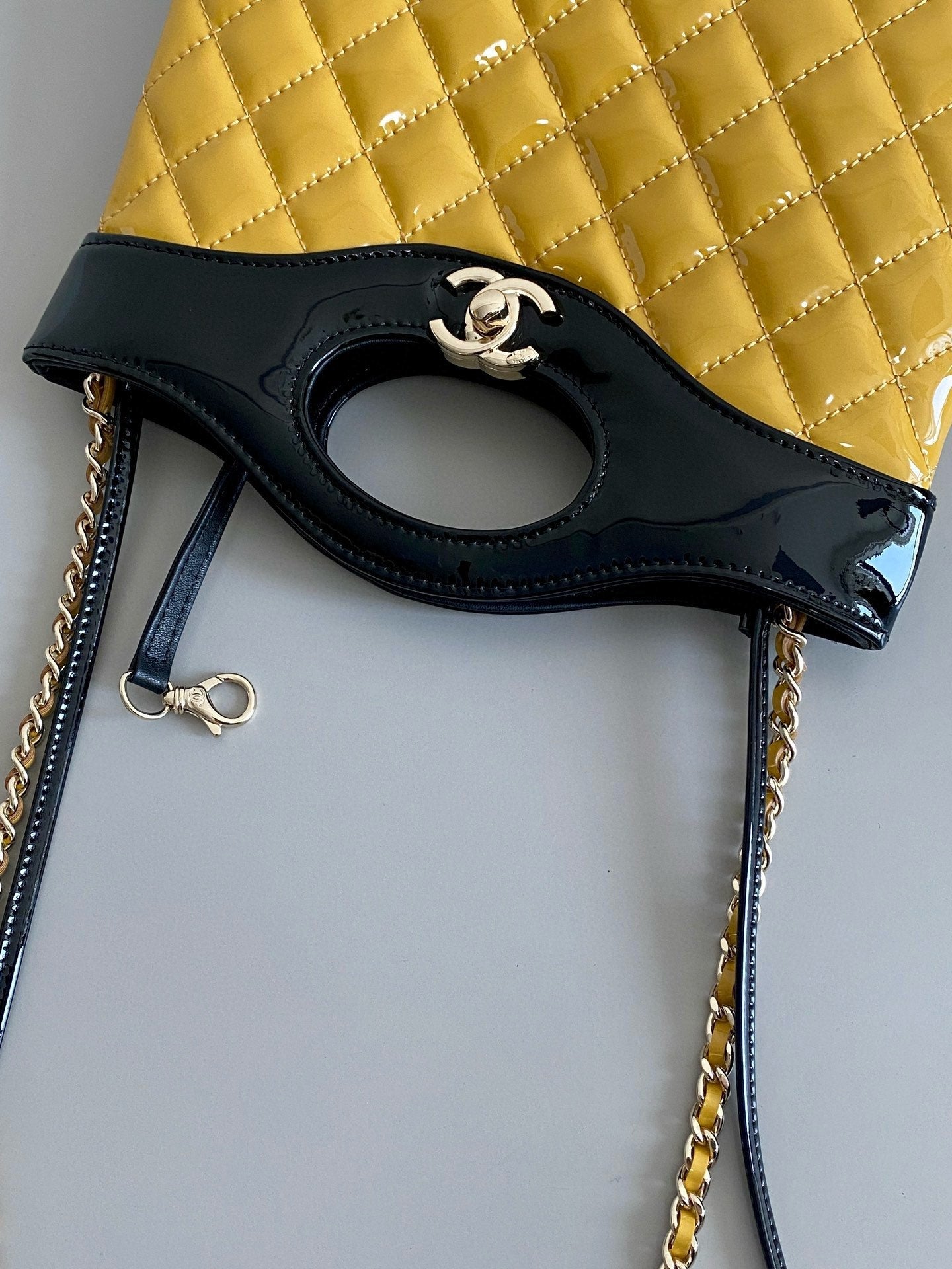 23a cc 31 mini shopping bag 23cm yellow black patent calfskin mysite