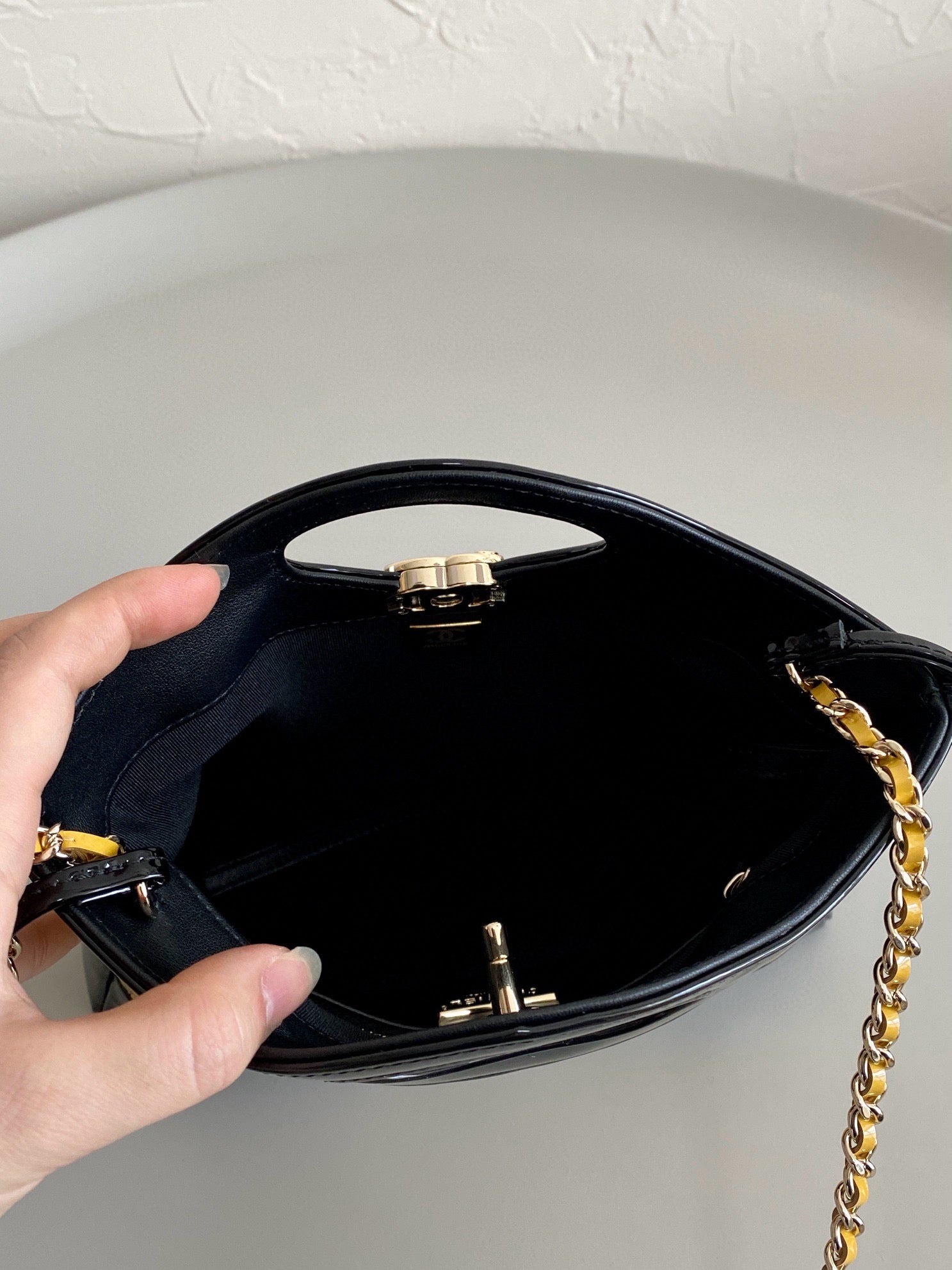 23a cc 31 mini shopping bag 23cm yellow black patent calfskin mysite