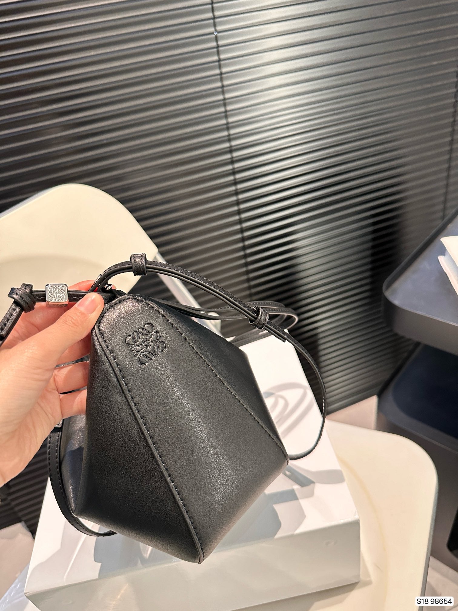 LOE LUNA HOBO 17 BAG IN BLACK CALFSKIN mysite