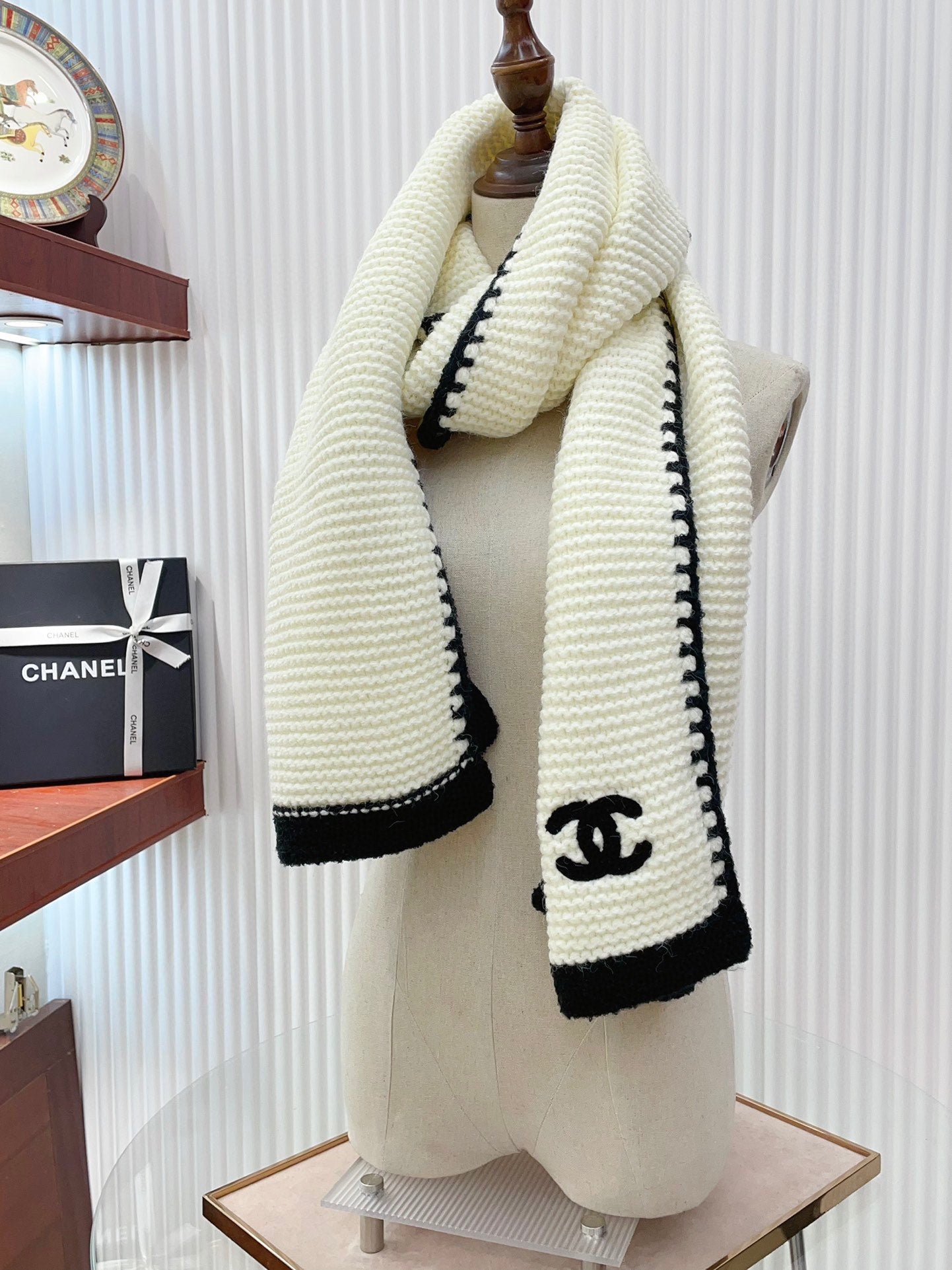 KNIT SCARF 200 CM IN WHITE CASHMERE WITH BLACK LOGO 383911 mysite