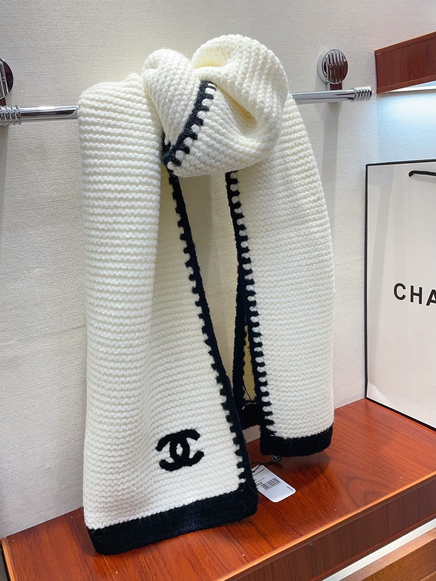 KNIT SCARF 200 CM IN WHITE CASHMERE WITH BLACK LOGO 383911 mysite
