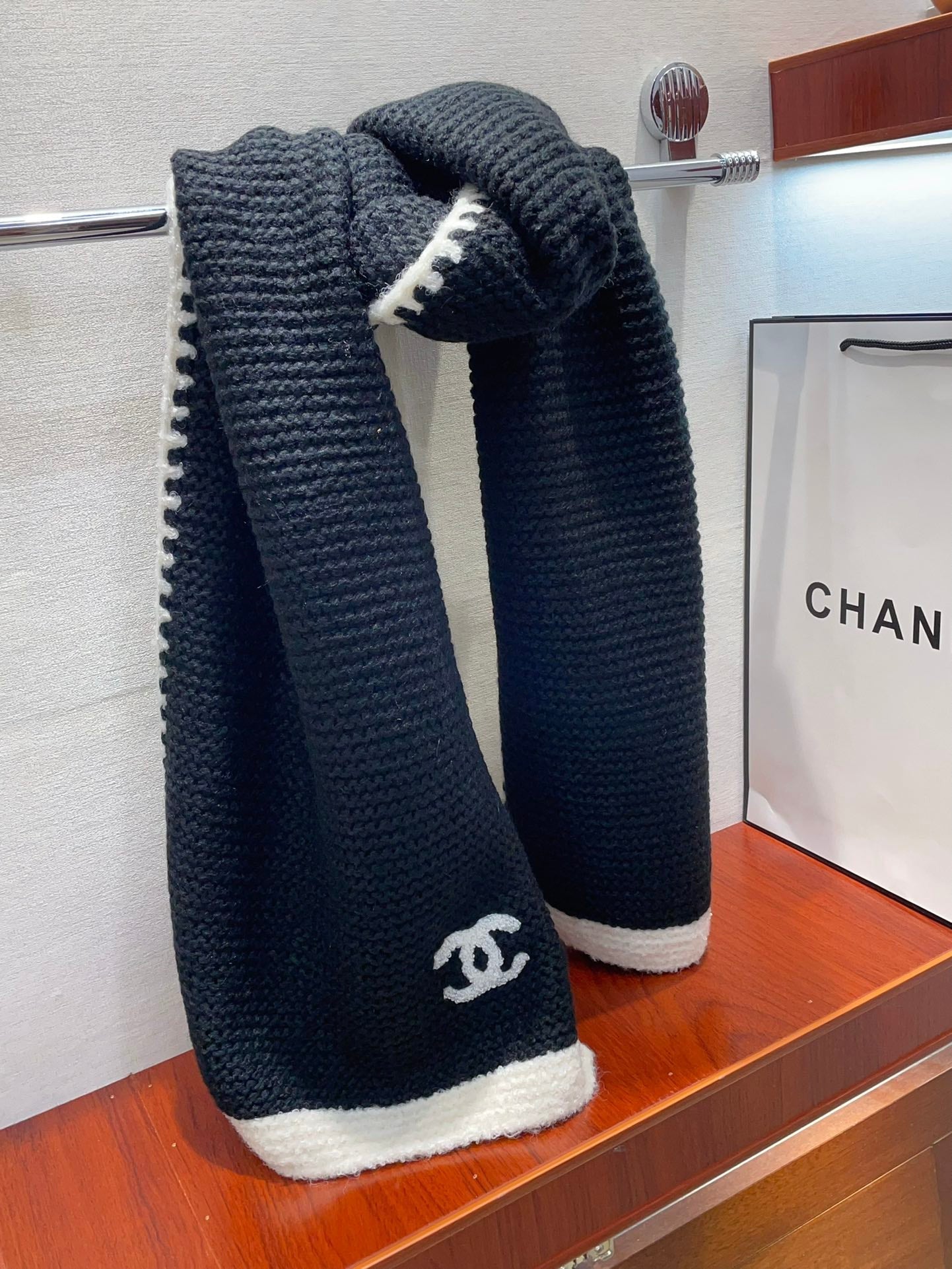 KNIT SCARF 200 CM IN BLACK CASHMERE WITH WHITE LOGO 383910 mysite
