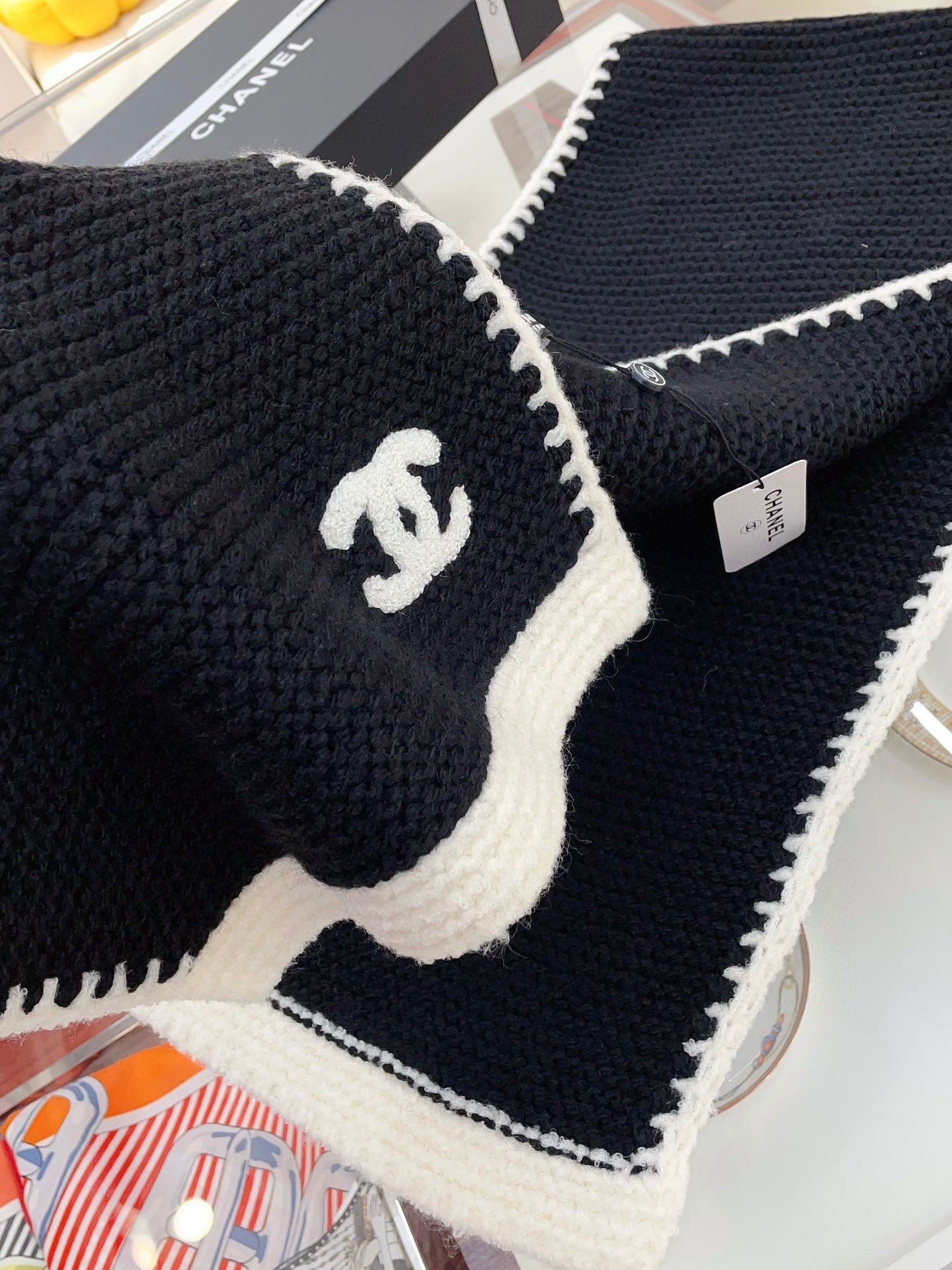 KNIT SCARF 200 CM IN BLACK CASHMERE WITH WHITE LOGO 383910 mysite