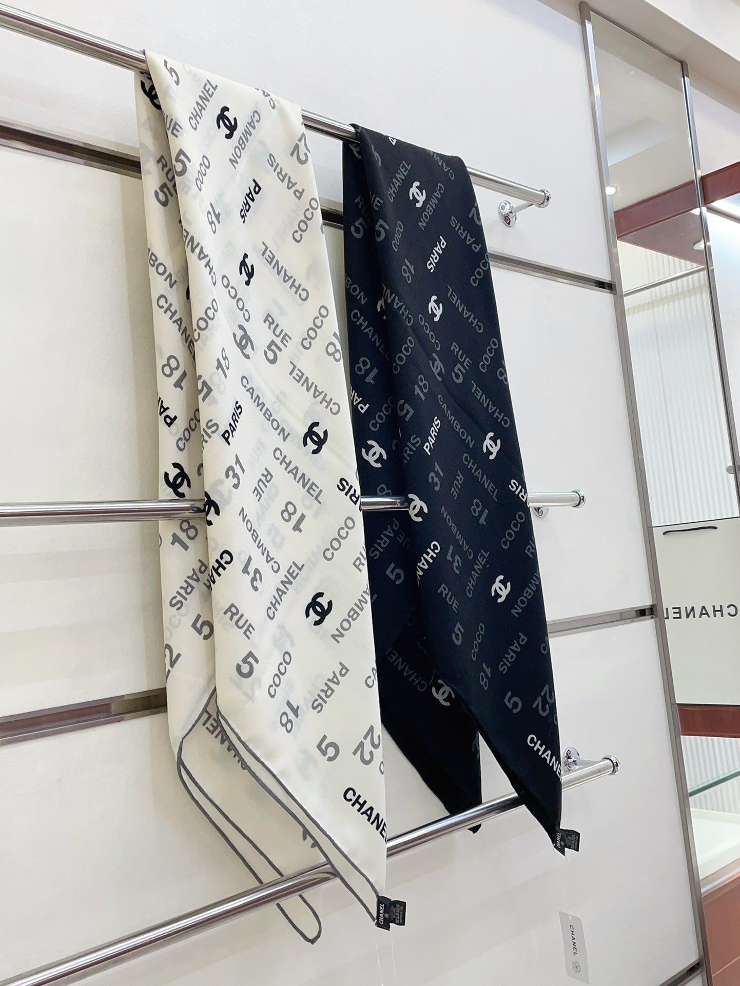 SQUARE SCARF 140 CM IN WHITE MONOGRAM CASHMERE 401158 mysite
