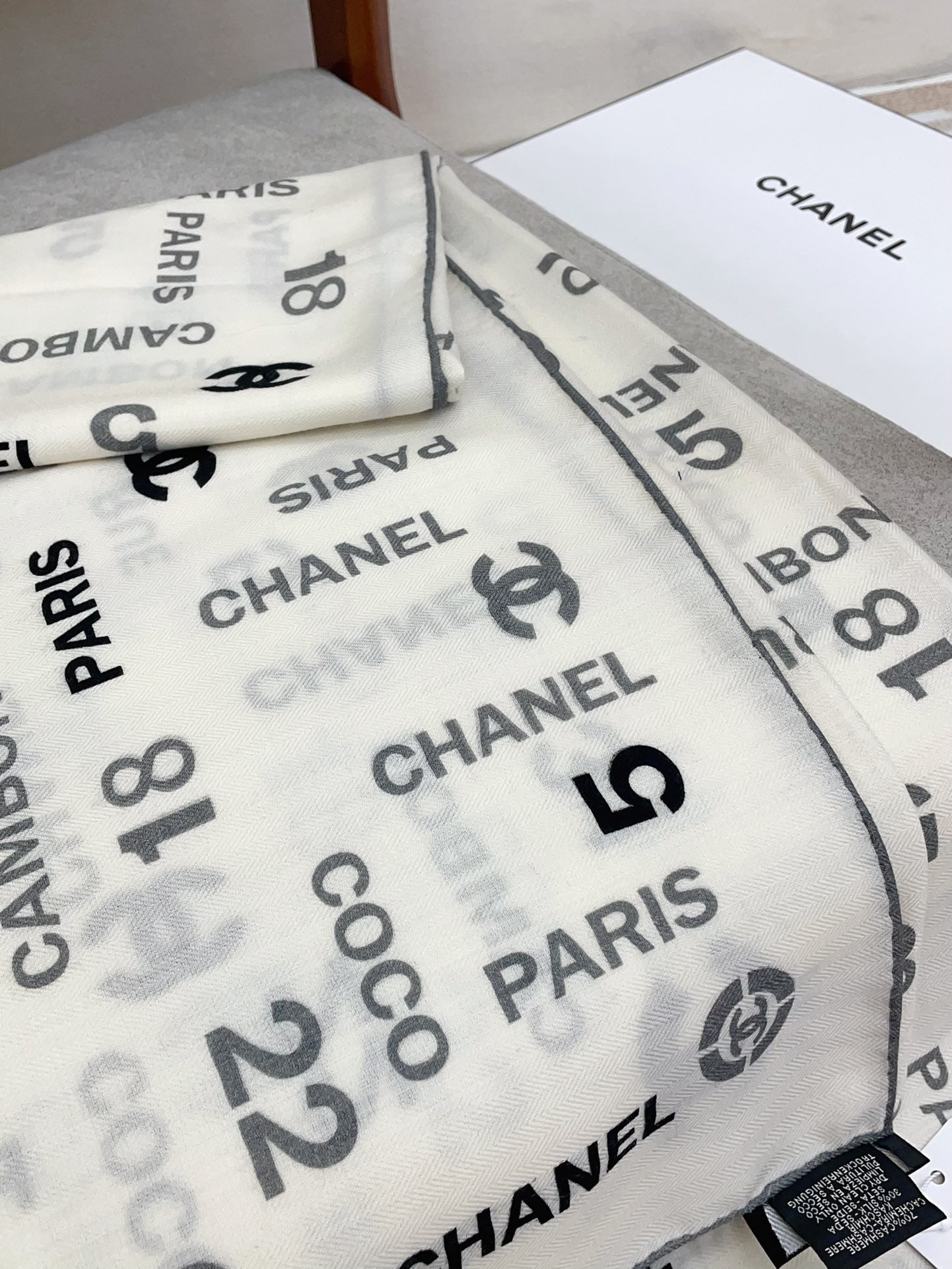 SQUARE SCARF 140 CM IN WHITE MONOGRAM CASHMERE 401158 mysite