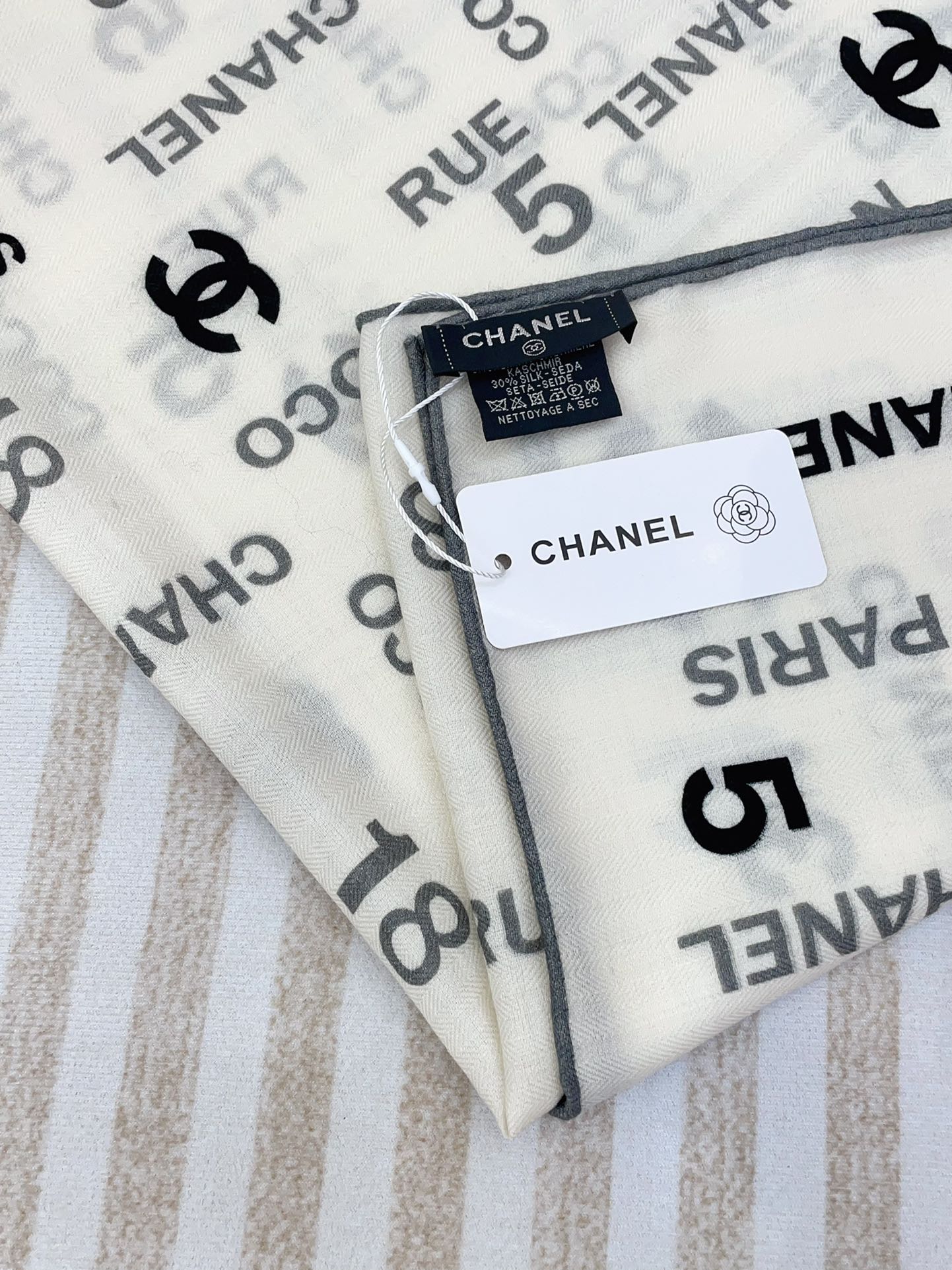 SQUARE SCARF 140 CM IN WHITE MONOGRAM CASHMERE 401158 mysite