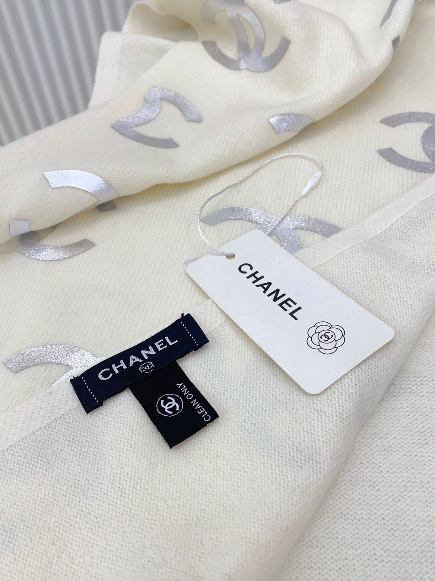 SCARF 190 CM IN WHITE CASHMERE WITH SILVER LOGO 401169 mysite