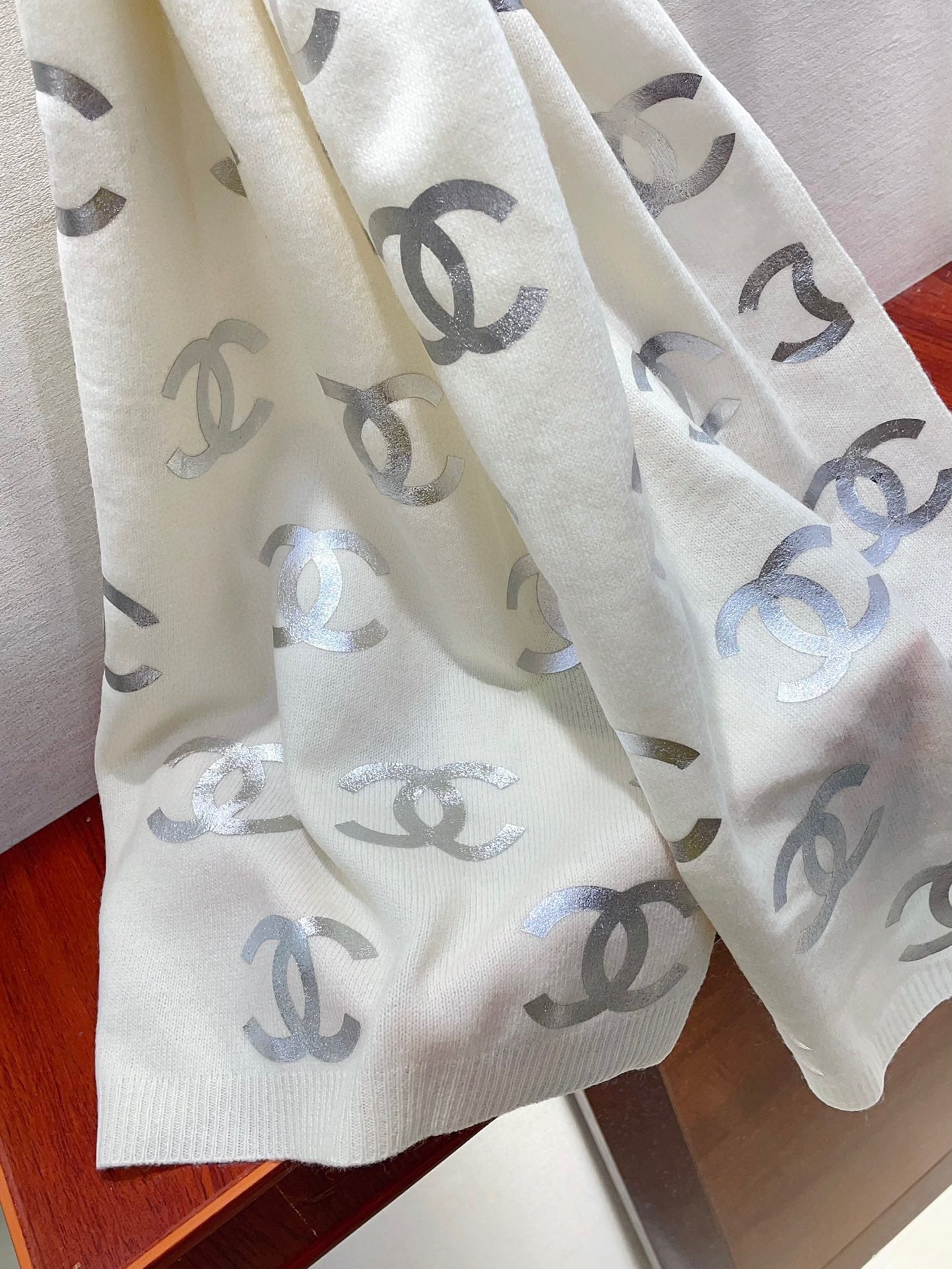 SCARF 190 CM IN WHITE CASHMERE WITH SILVER LOGO 401169 mysite