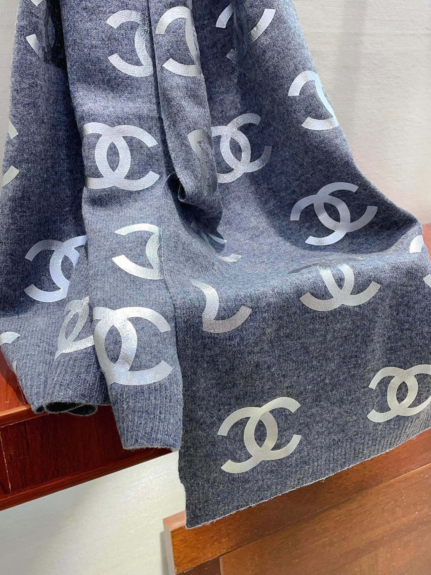 SCARF 190 CM IN COOL GRAY CASHMERE WITH SILVER LOGO 401170 mysite