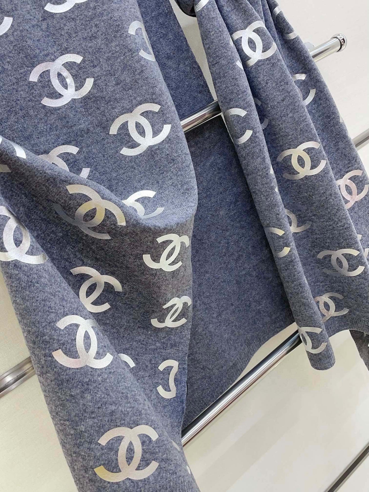 SCARF 190 CM IN COOL GRAY CASHMERE WITH SILVER LOGO 401170 mysite