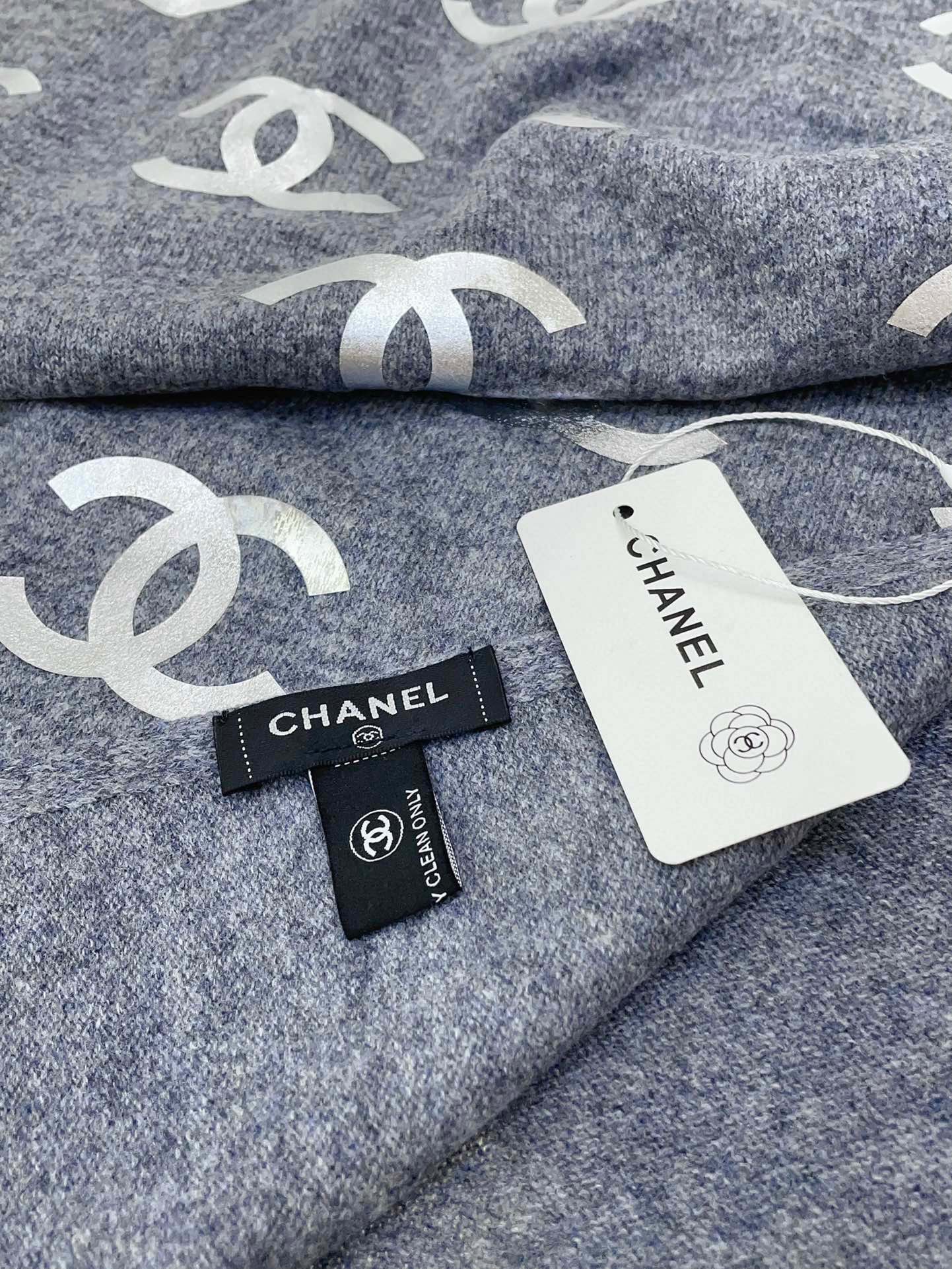SCARF 190 CM IN COOL GRAY CASHMERE WITH SILVER LOGO 401170 mysite