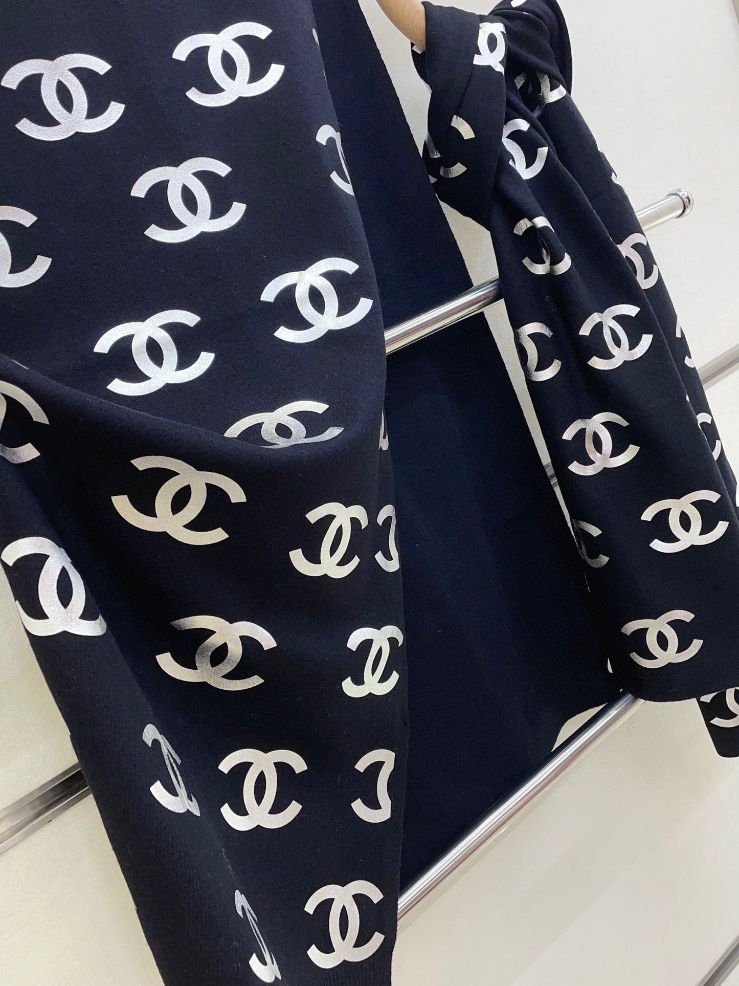 SCARF 190 CM IN NAVY BLUE CASHMERE WITH SILVER LOGO 401171 mysite