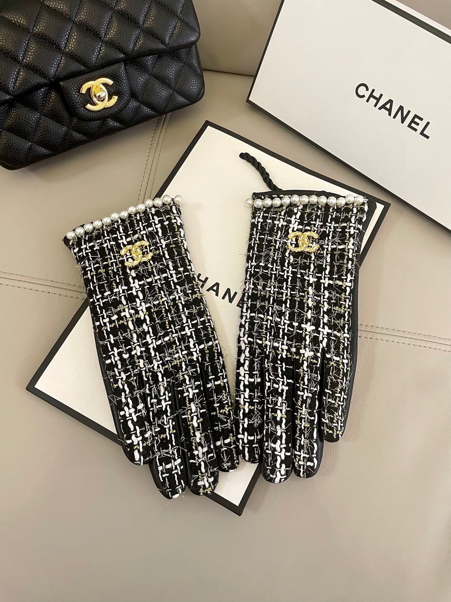 GLOVES IN BLACK MIX WHITE WOOL TWEED AND SHEEPSKIN 463846 mysite