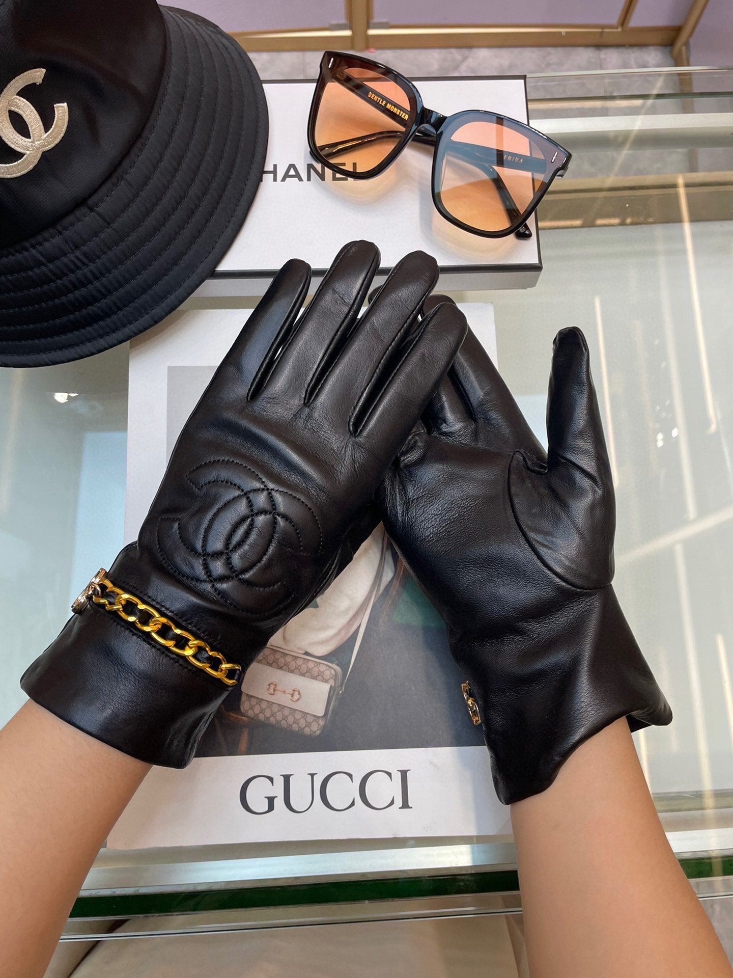 GLOVES IN BLACK LAMBSKIN GOLD HARDWARE 463837 mysite