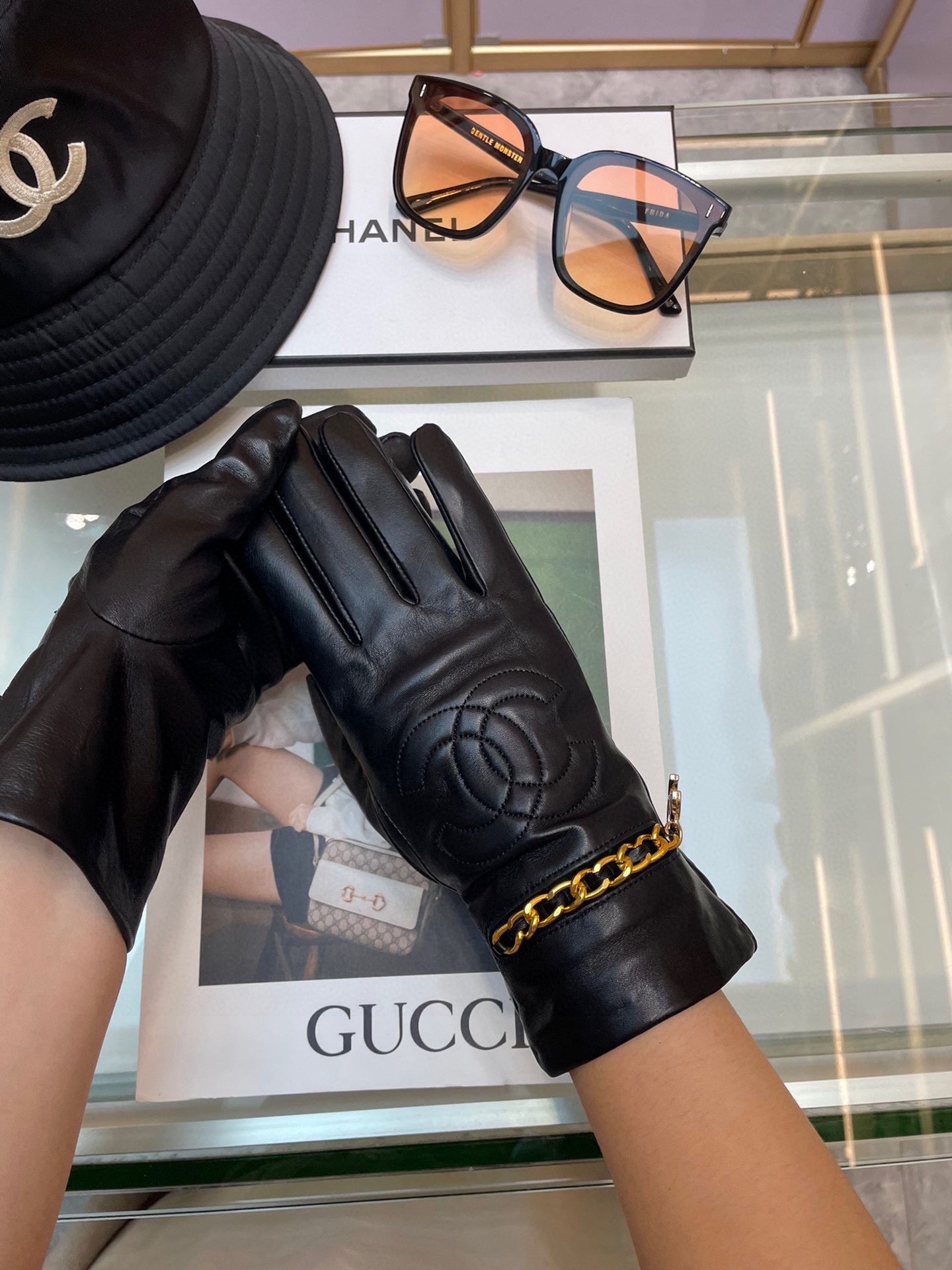 GLOVES IN BLACK LAMBSKIN GOLD HARDWARE 463837 mysite