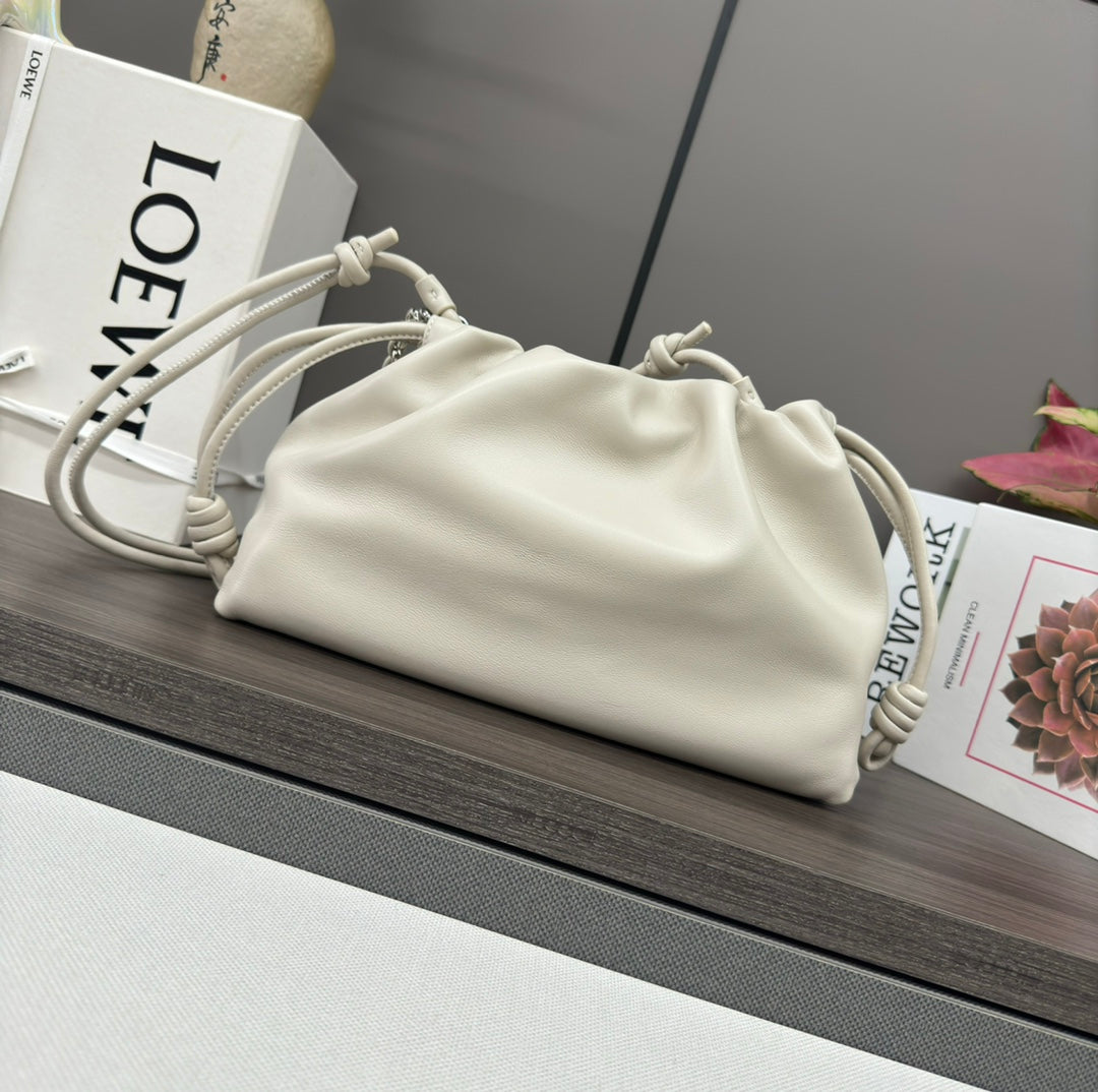 LOE MEDIUM 30 FLAMENCO PURSE BUCKET IN WHITE LAMBSKIN mysite