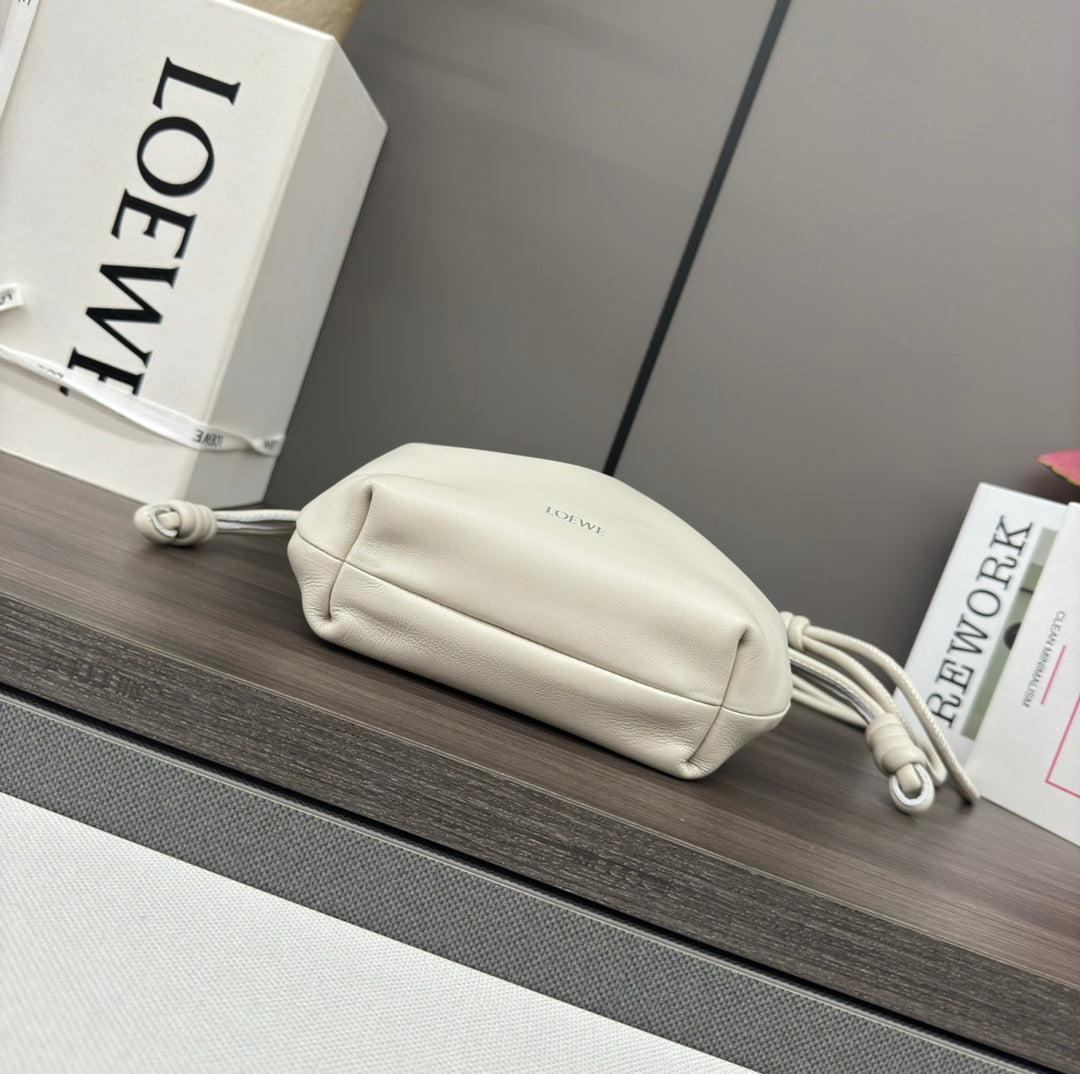 LOE 23 FLAMENCO PURSE BUCKET IN WHITE LAMBSKIN mysite