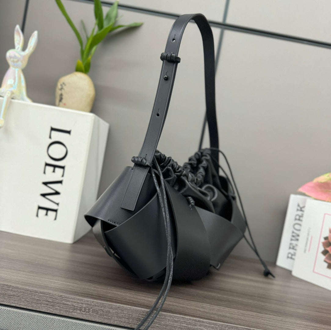 LOE INTERLACED HOBO 38 BAG IN BLACK CALFSKIN mysite
