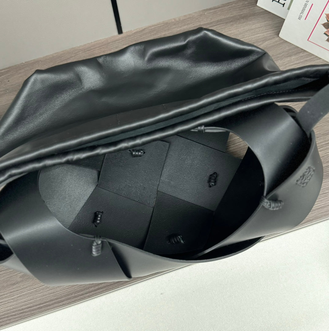 LOE INTERLACED HOBO 38 BAG IN BLACK CALFSKIN mysite