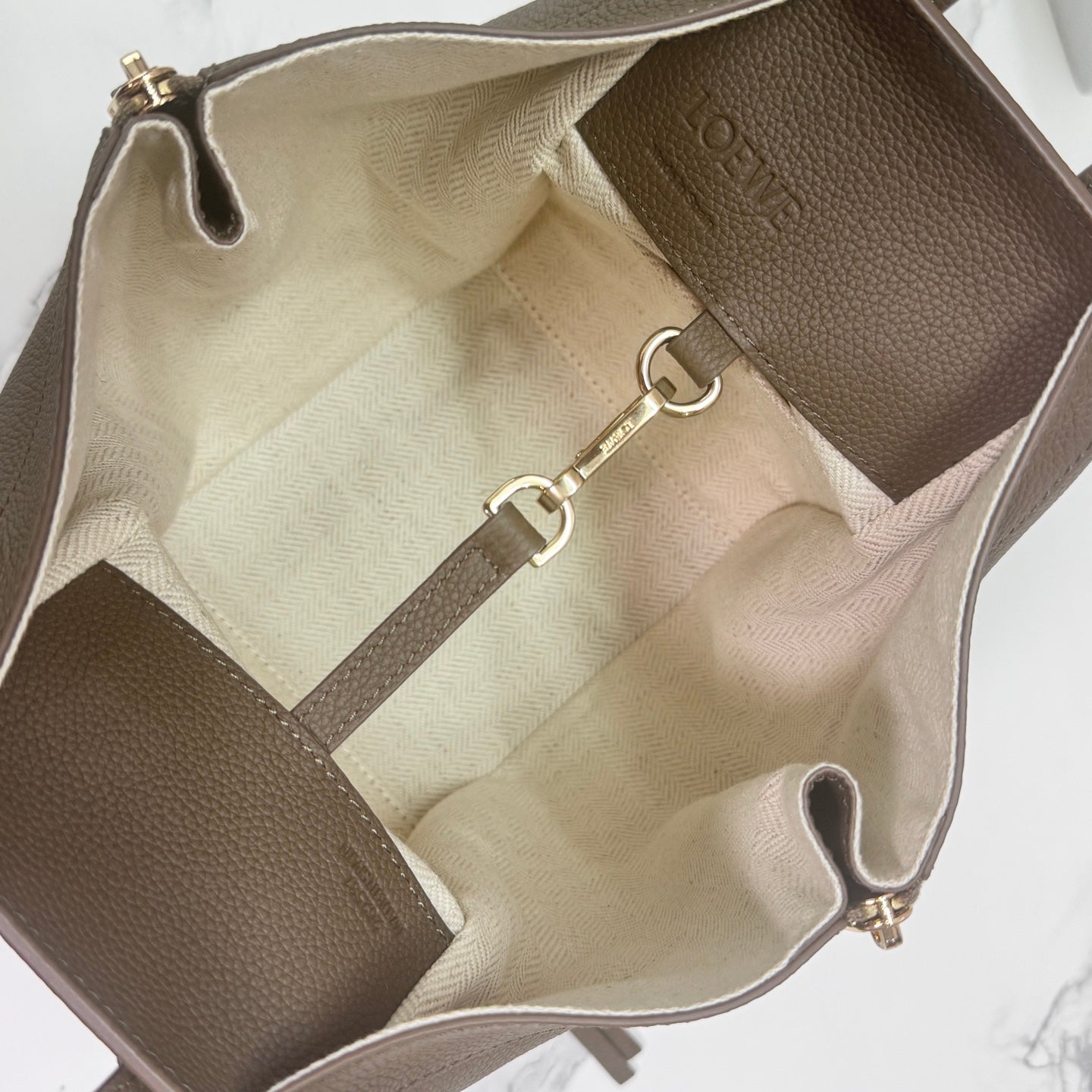 Loewe Hammock Compact 20 Taupe Grained Cowhide mysite