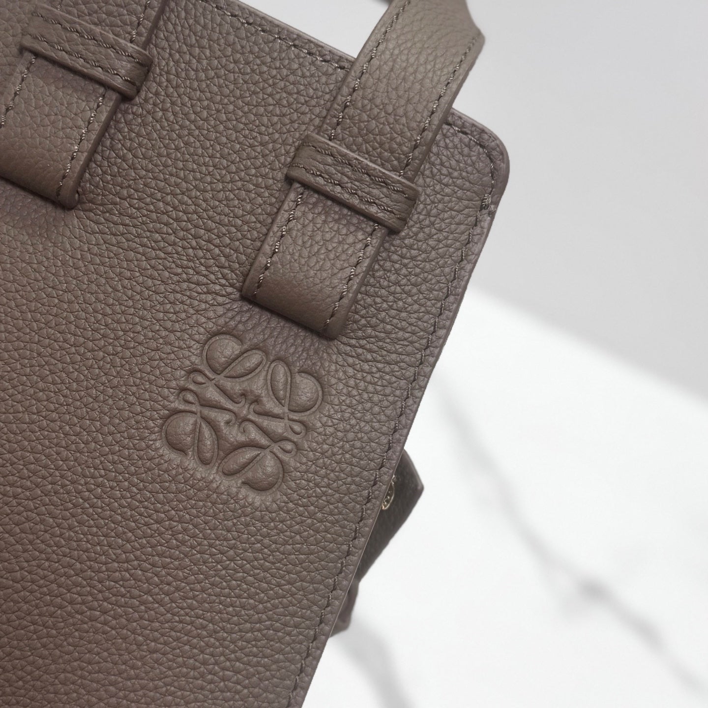 Loewe Hammock Compact 20 Taupe Grained Cowhide mysite