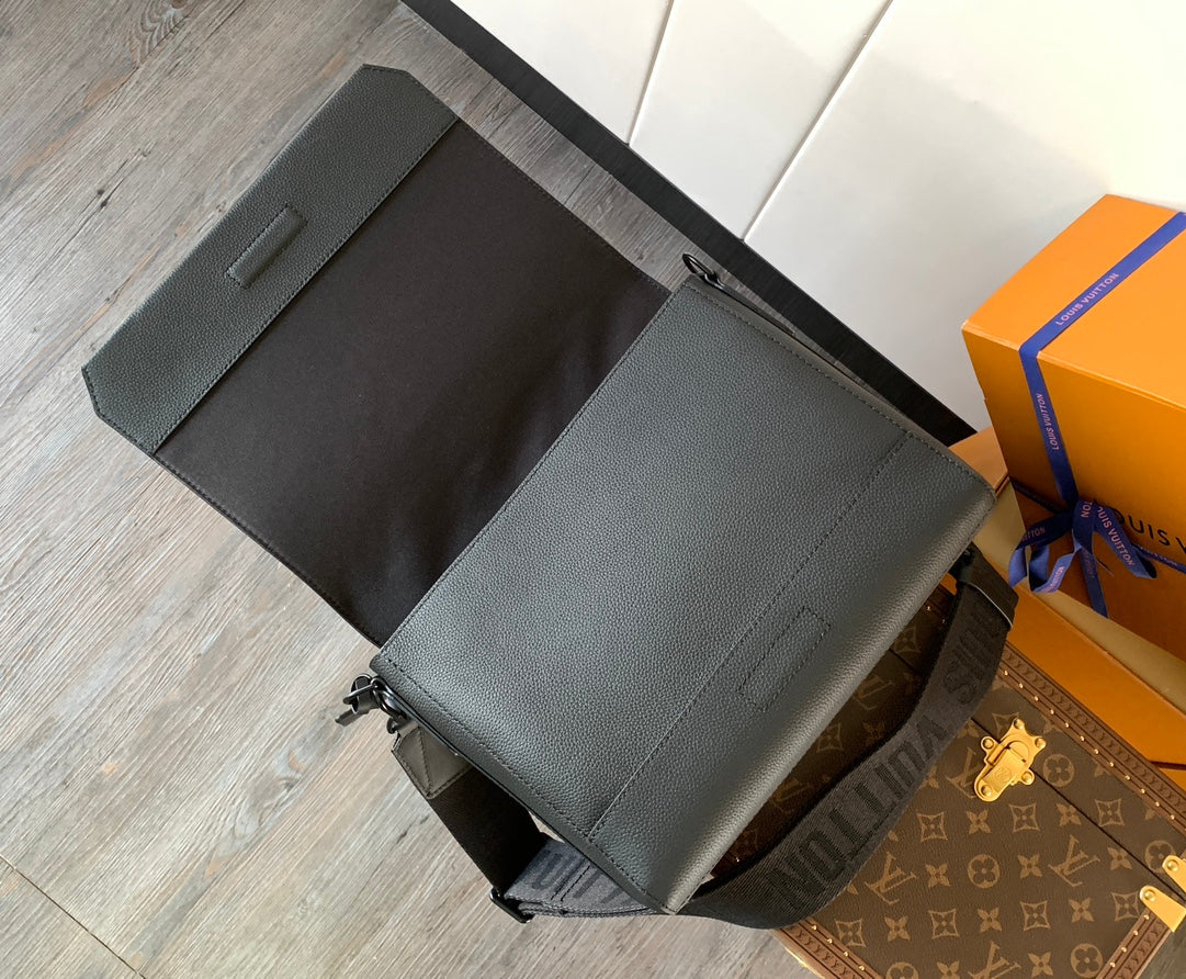 LV Takeoff Messenger 28cm Black Cowhide mysite