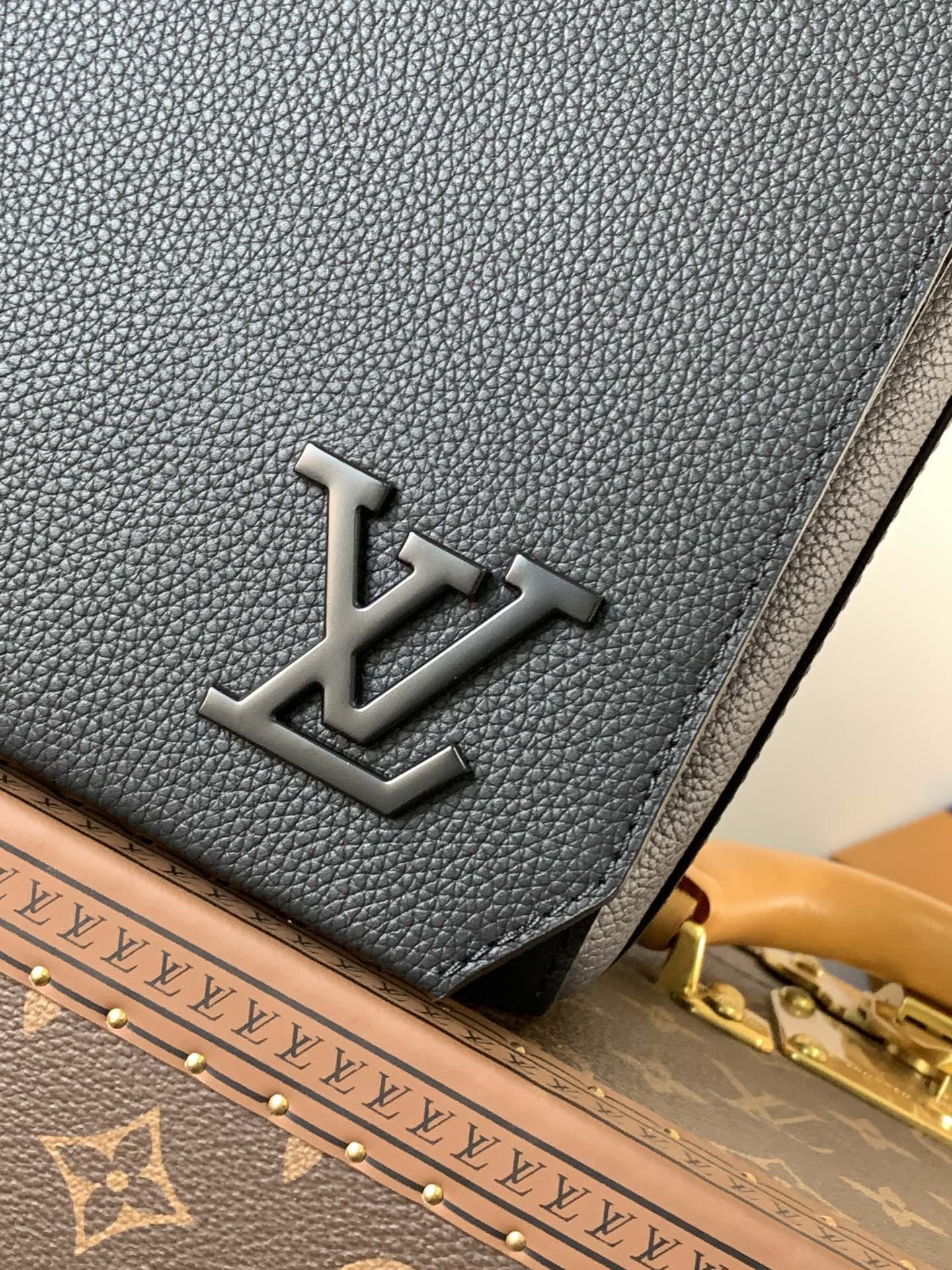 LV Takeoff Messenger 28cm Black Cowhide mysite