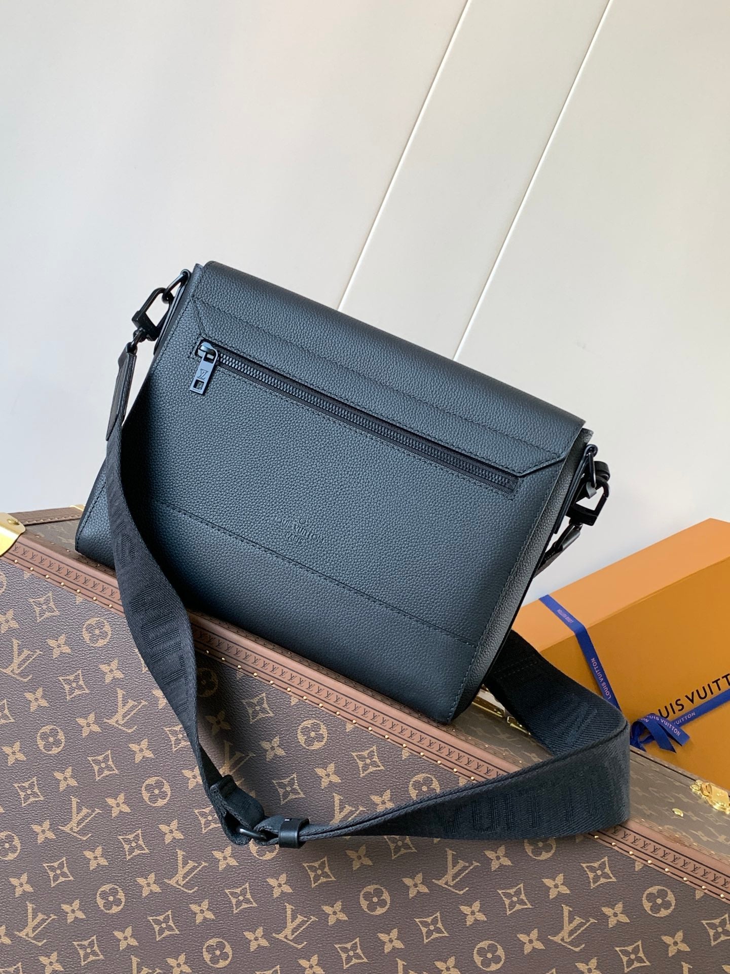 LV Takeoff Messenger 28cm Black Cowhide mysite