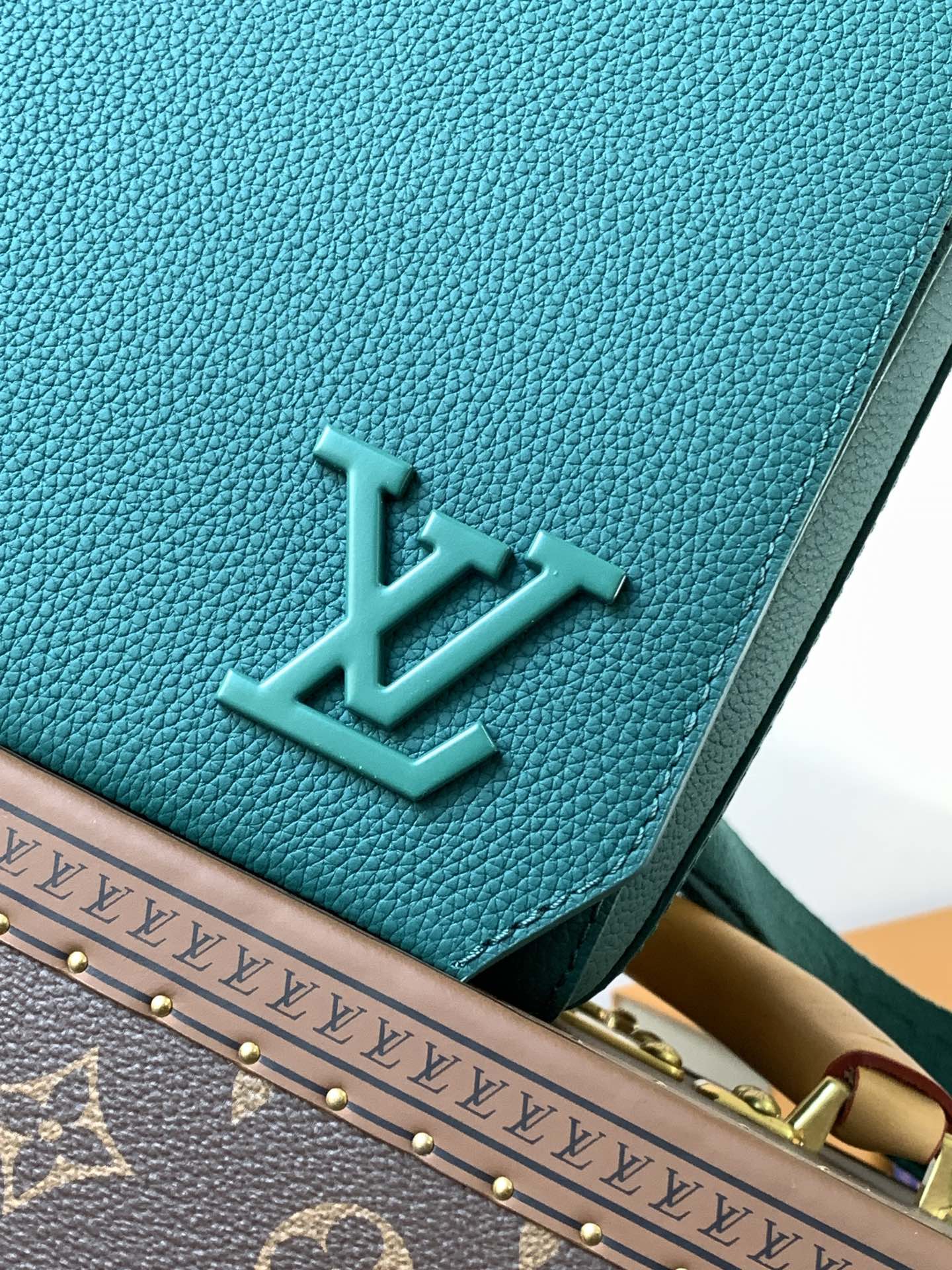 LV Takeoff Messenger 28cm EverGreen Cowhide mysite