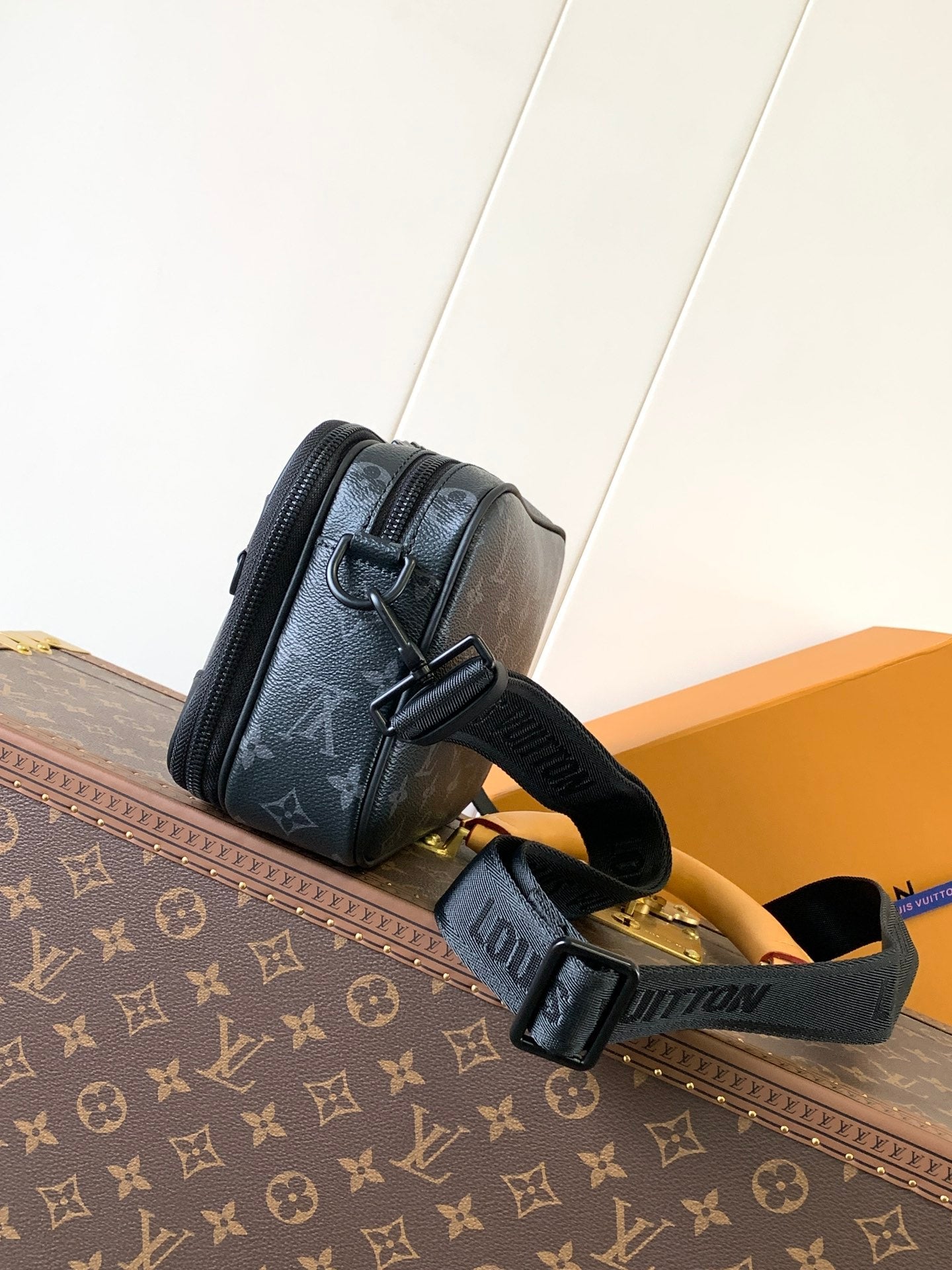 LV Alpha Messenger 24cm Black Monogram Eclipse Canvas mysite