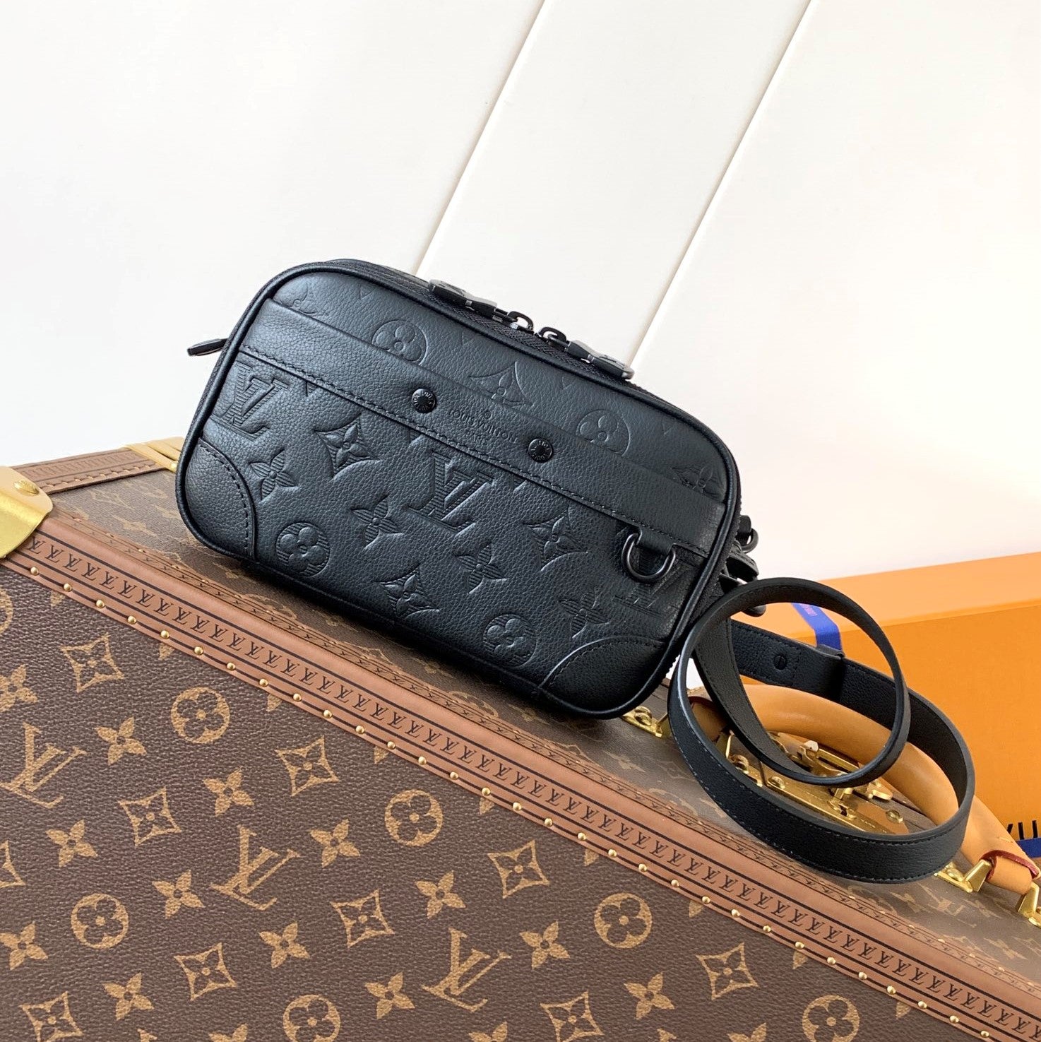 LV Nano Alpha 18.5 cm Black Monogram Embossed Shadow Cowhide mysite