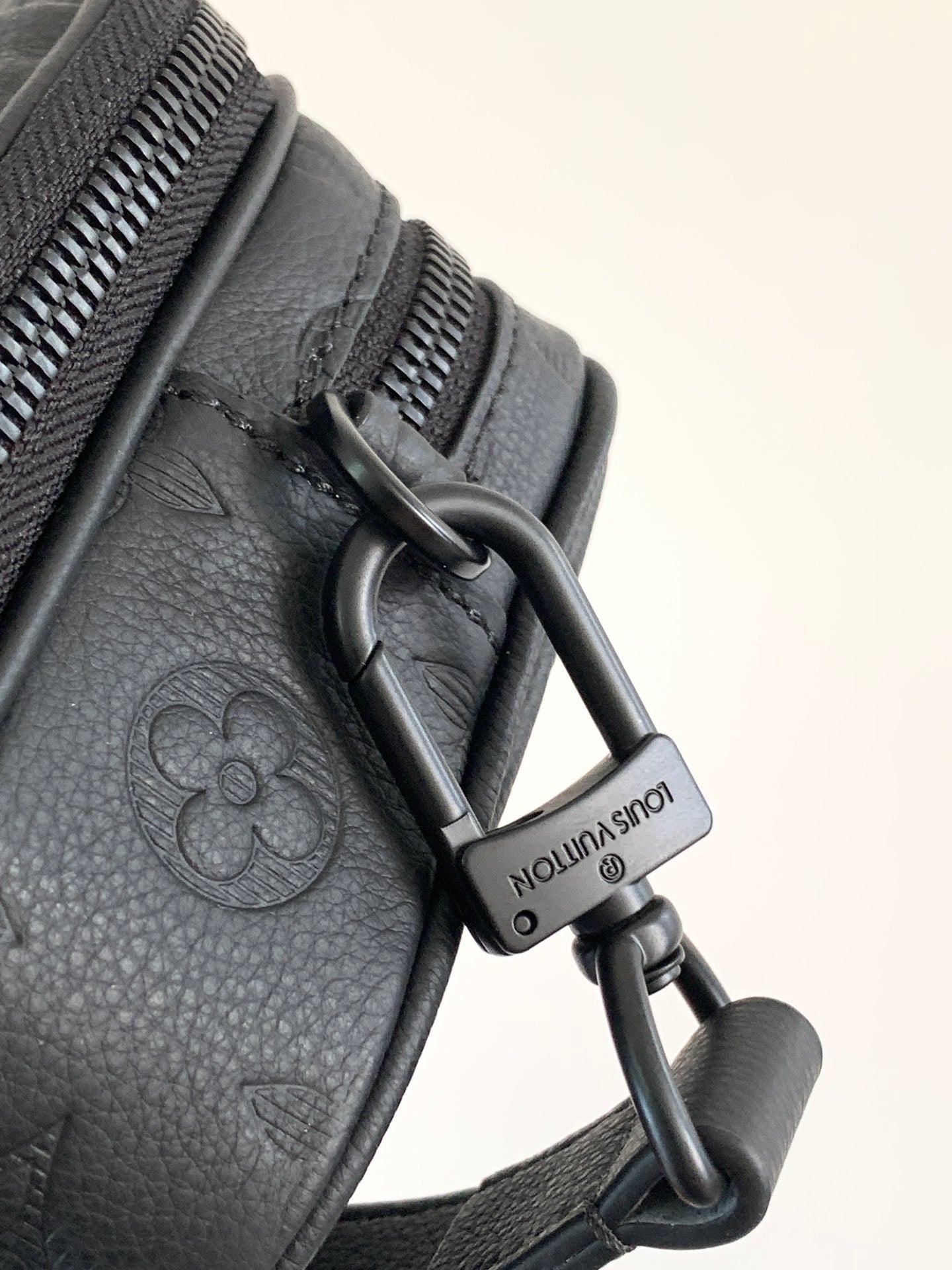 LV Nano Alpha 18.5 cm Black Monogram Embossed Shadow Cowhide mysite