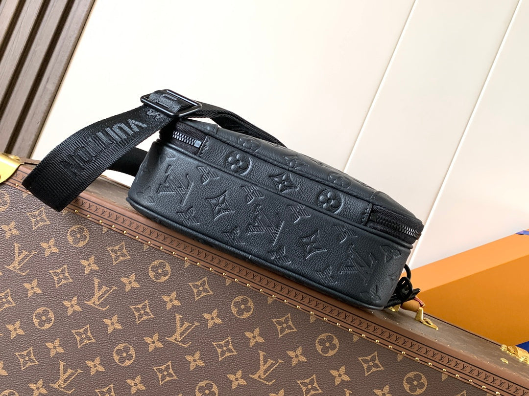 LV M46955 Alpha Messenger 24cm Monogram Embossed Shadow Cowhide mysite