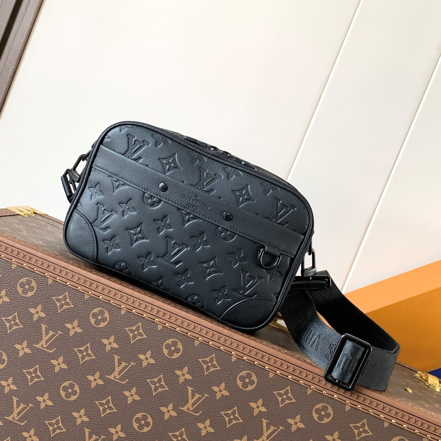 LV M46955 Alpha Messenger 24cm Monogram Embossed Shadow Cowhide mysite