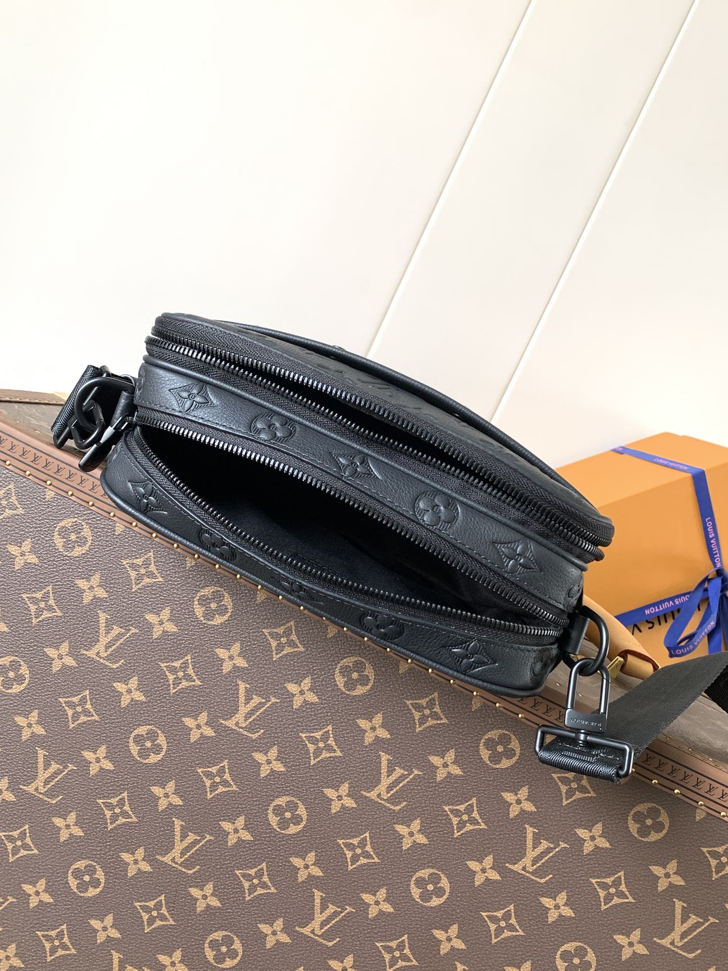 LV M46955 Alpha Messenger 24cm Monogram Embossed Shadow Cowhide mysite