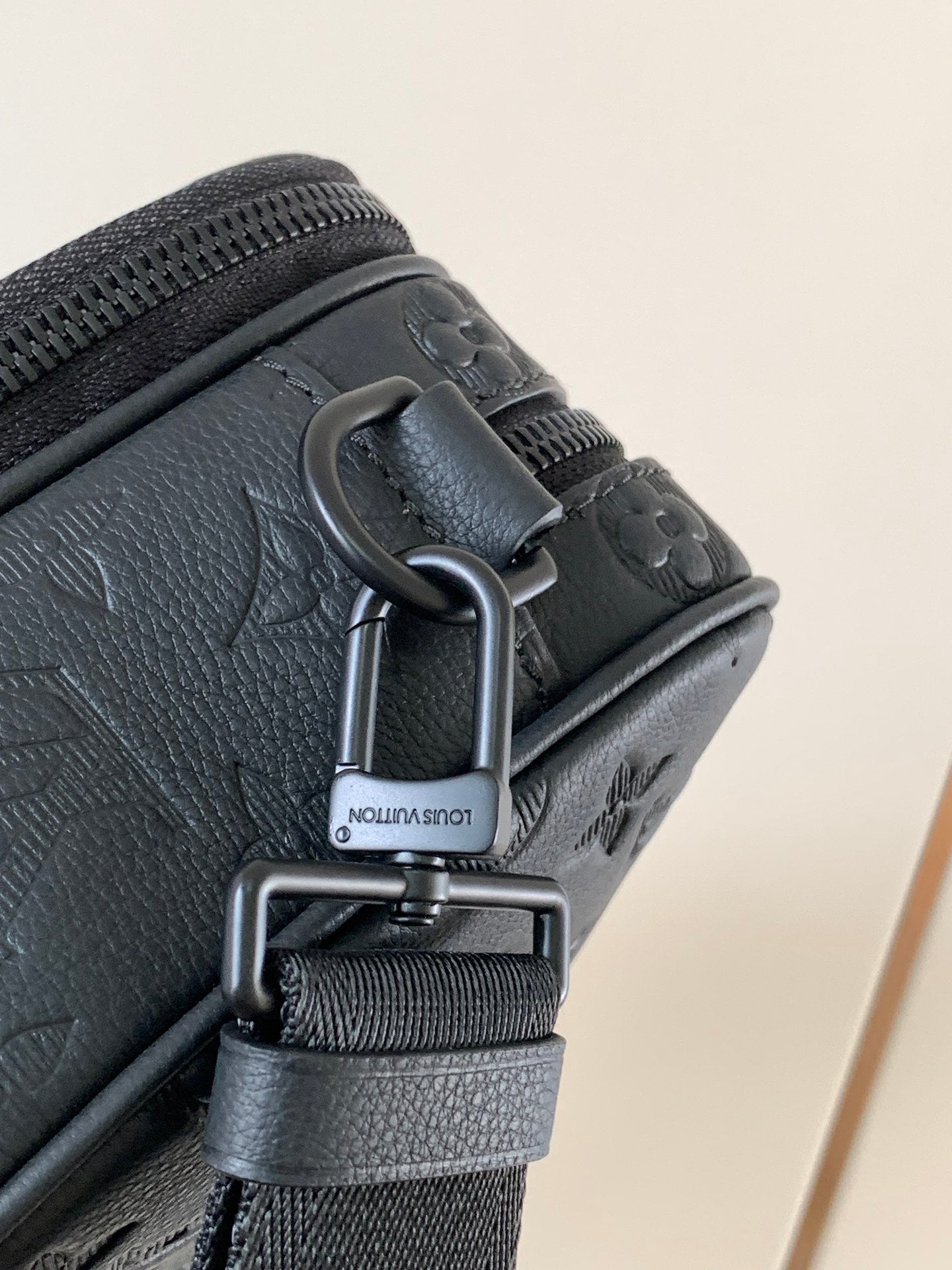 LV M46955 Alpha Messenger 24cm Monogram Embossed Shadow Cowhide mysite