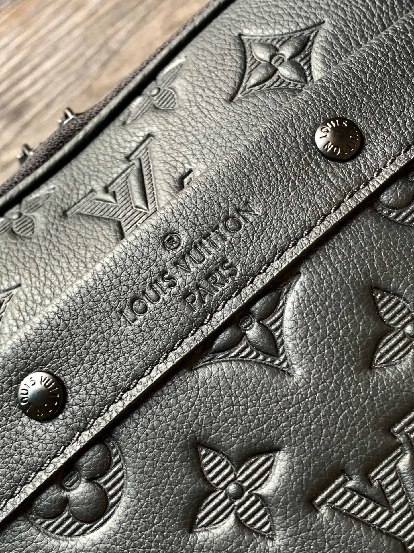 LV M46955 Alpha Messenger 24cm Monogram Embossed Shadow Cowhide mysite