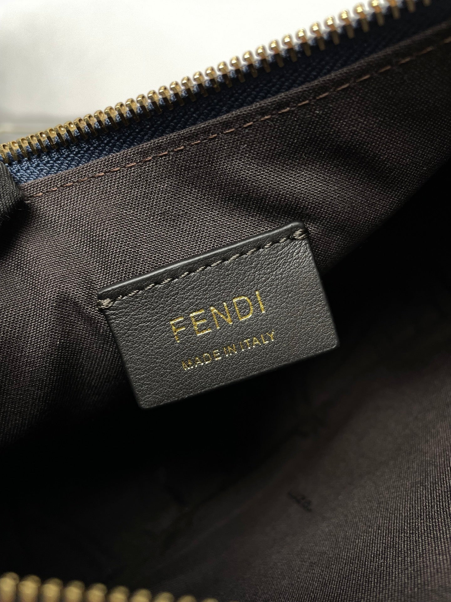 FENDIGRAPHY MEDIUM 29 IN QUEEN SMOOTH LAMBSKIN GOLD HARDWARE mysite